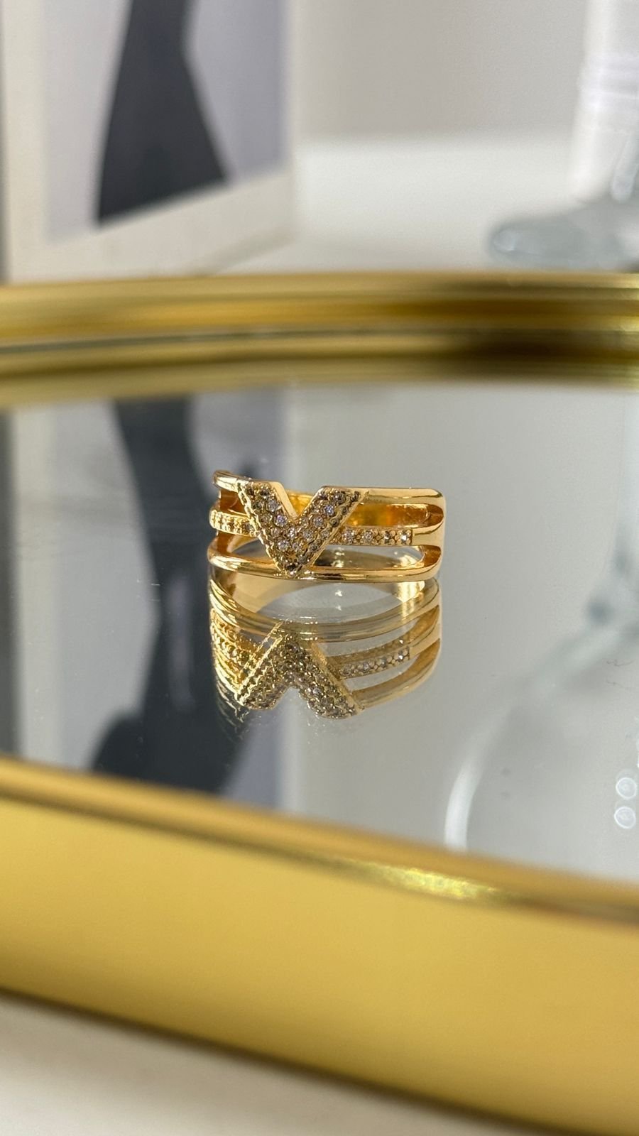 AN100 Anel V Gold com zircônias cravejadas Semi Jóia