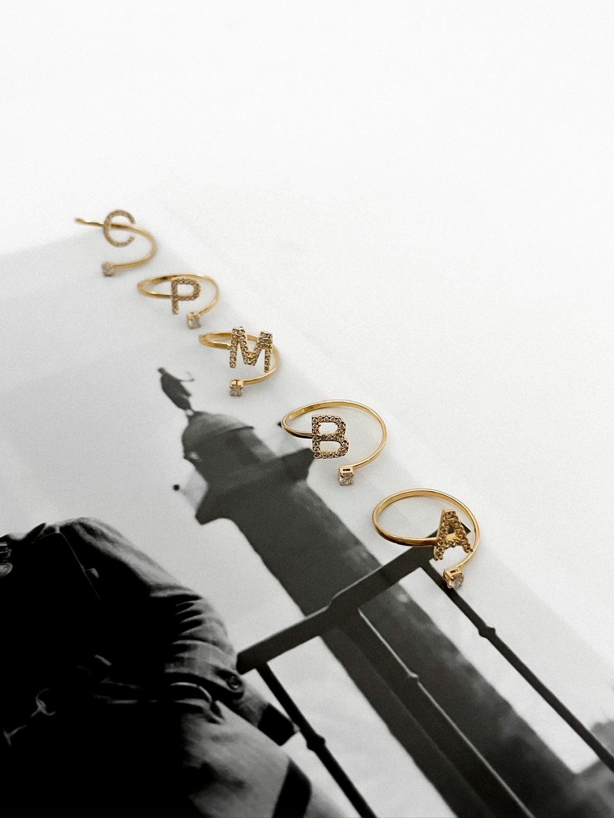 AN42 Anel inicial cravejado com zircônias regulável Semi jóia