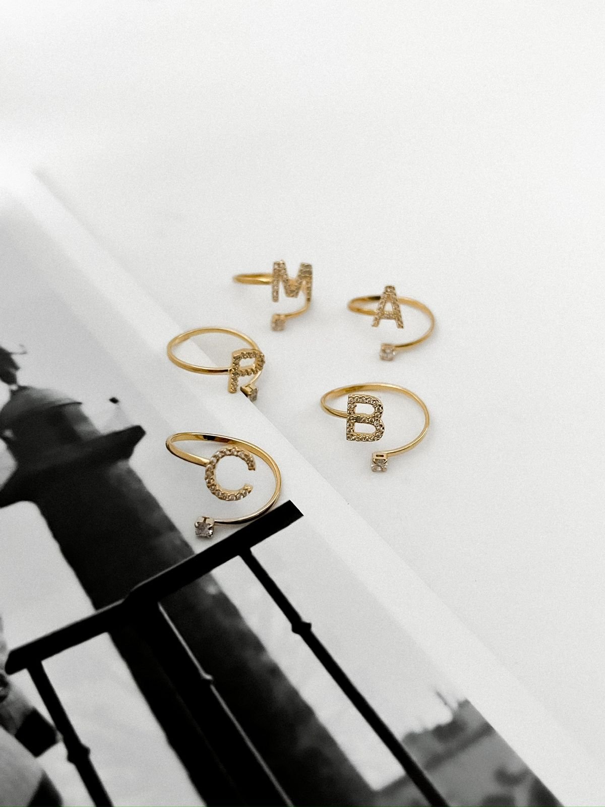 AN42 Anel inicial cravejado com zircônias regulável Semi jóia