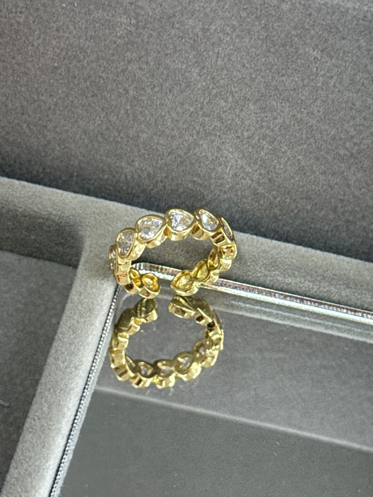 Anel Ajustável Corações com Zircônias Cravejadas Folheado a Ouro 18K – Design Romântico