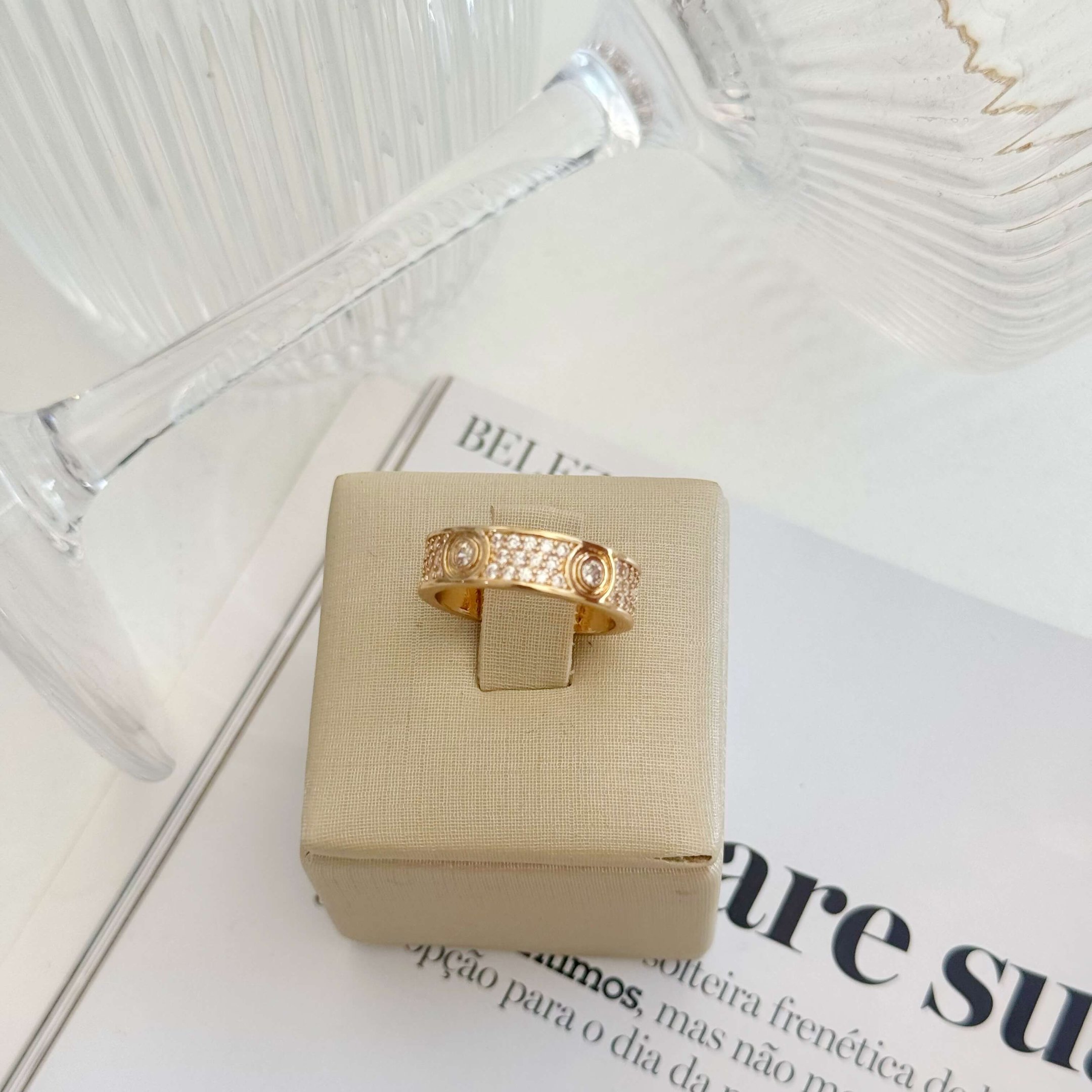 Anel Cart Cravejado com Detalhes Circulares Folheado