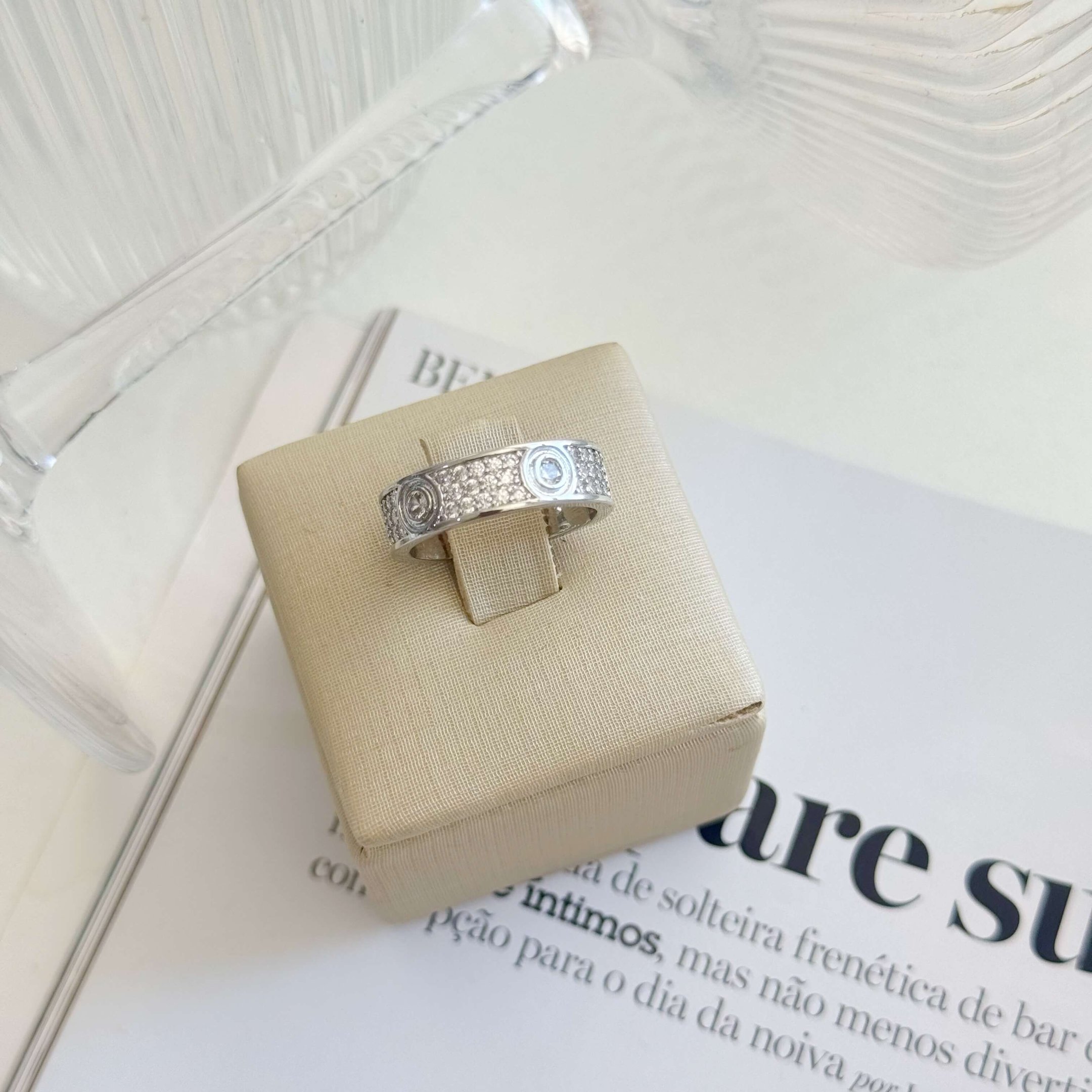 Anel Cart Cravejado com Detalhes Circulares Folheado