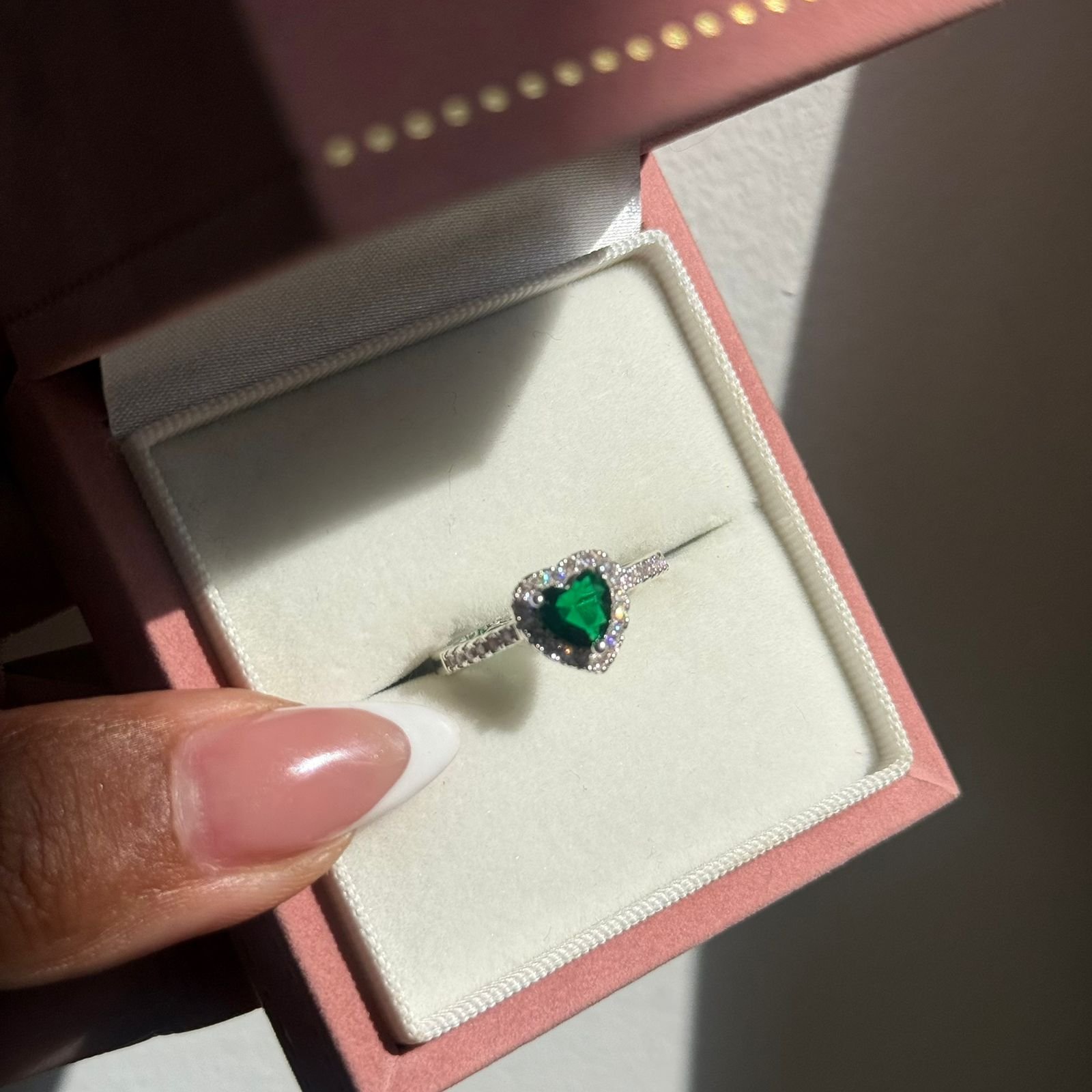 Anel Coração Ajustável Verde com Zircônias Cravejadas Folheado