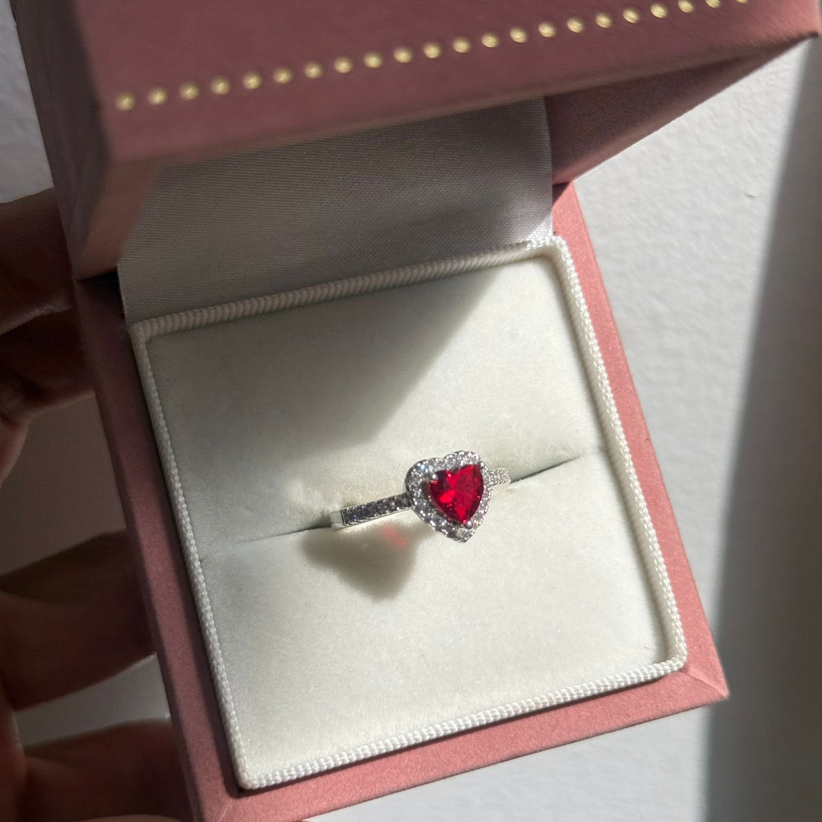 Anel Coração Ajustável Vermelho com Zircônias Cravejadas Folheado