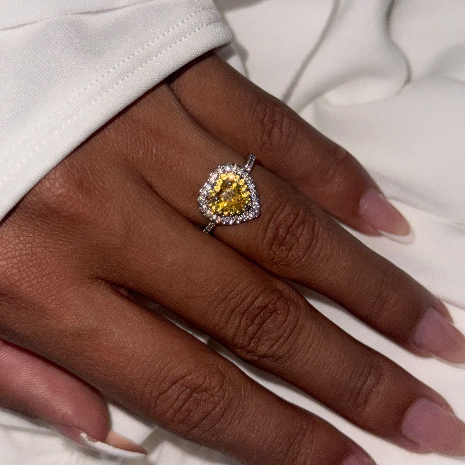 Anel Coração Amarelo com Zircônias Cravejadas Semi Joia Prata Design Luxuoso