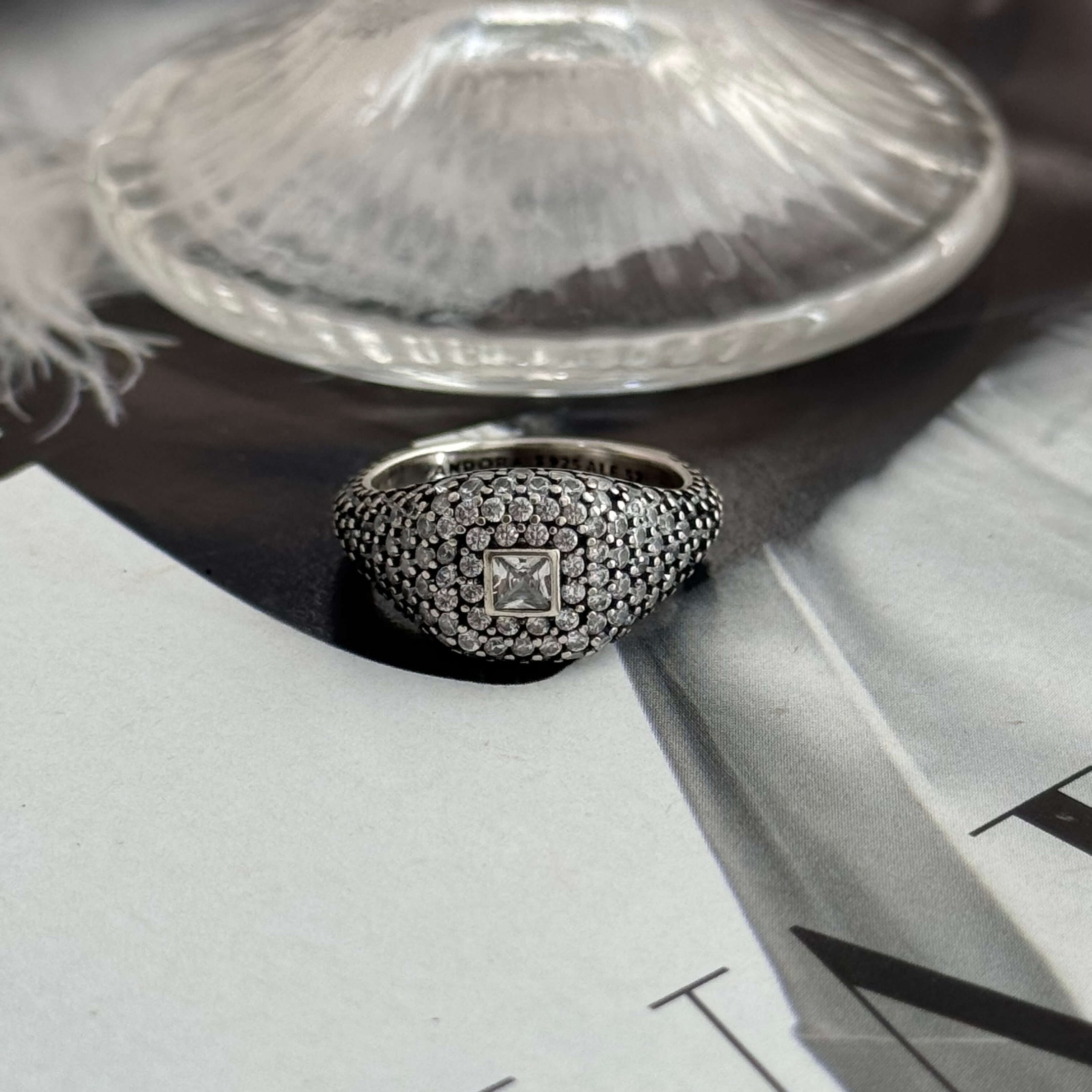 Anel Inspiração Pandora com Zircônias Cravejadas Semi Joia no Ródio Branco