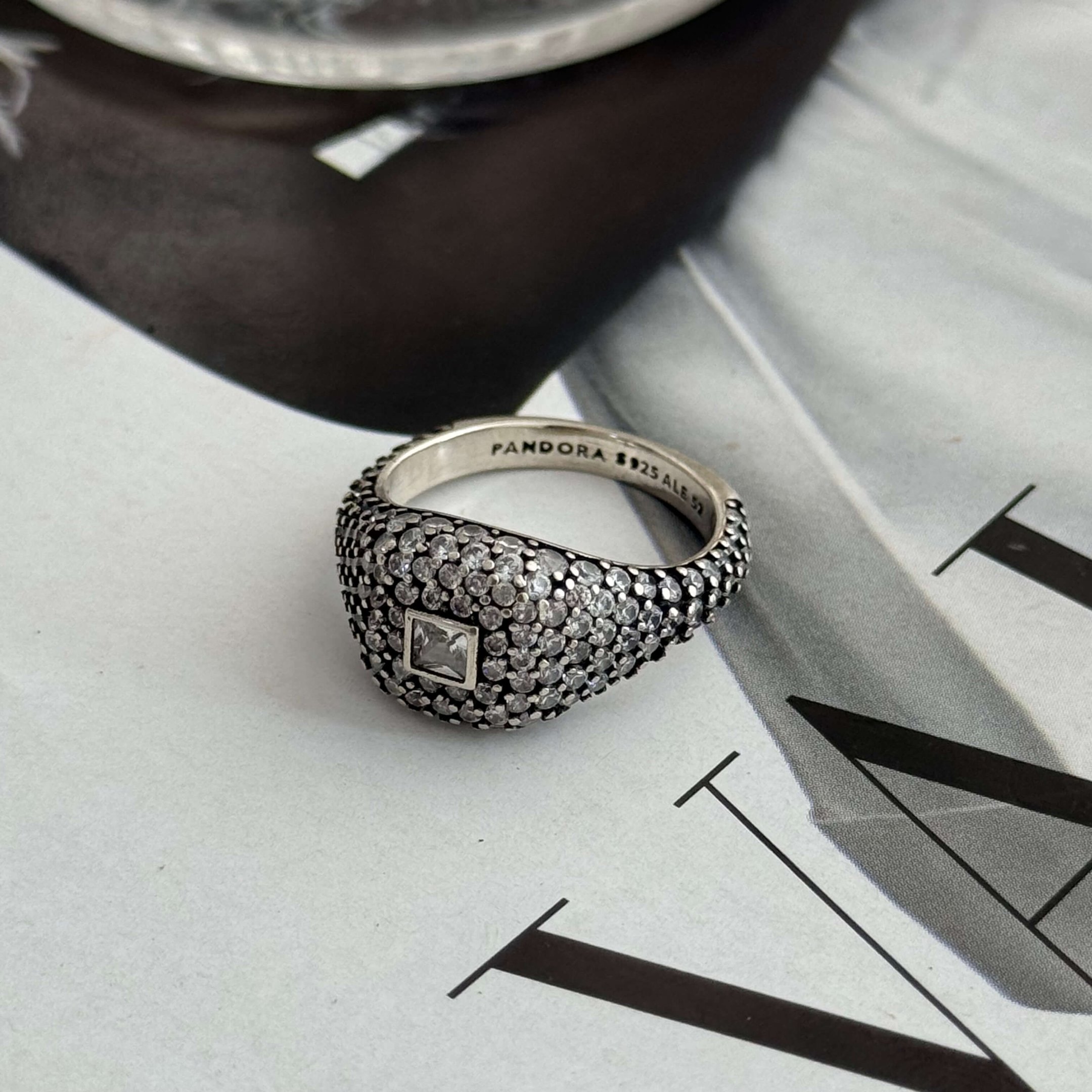 Anel Inspiração Pandora com Zircônias Cravejadas Semi Joia no Ródio Branco