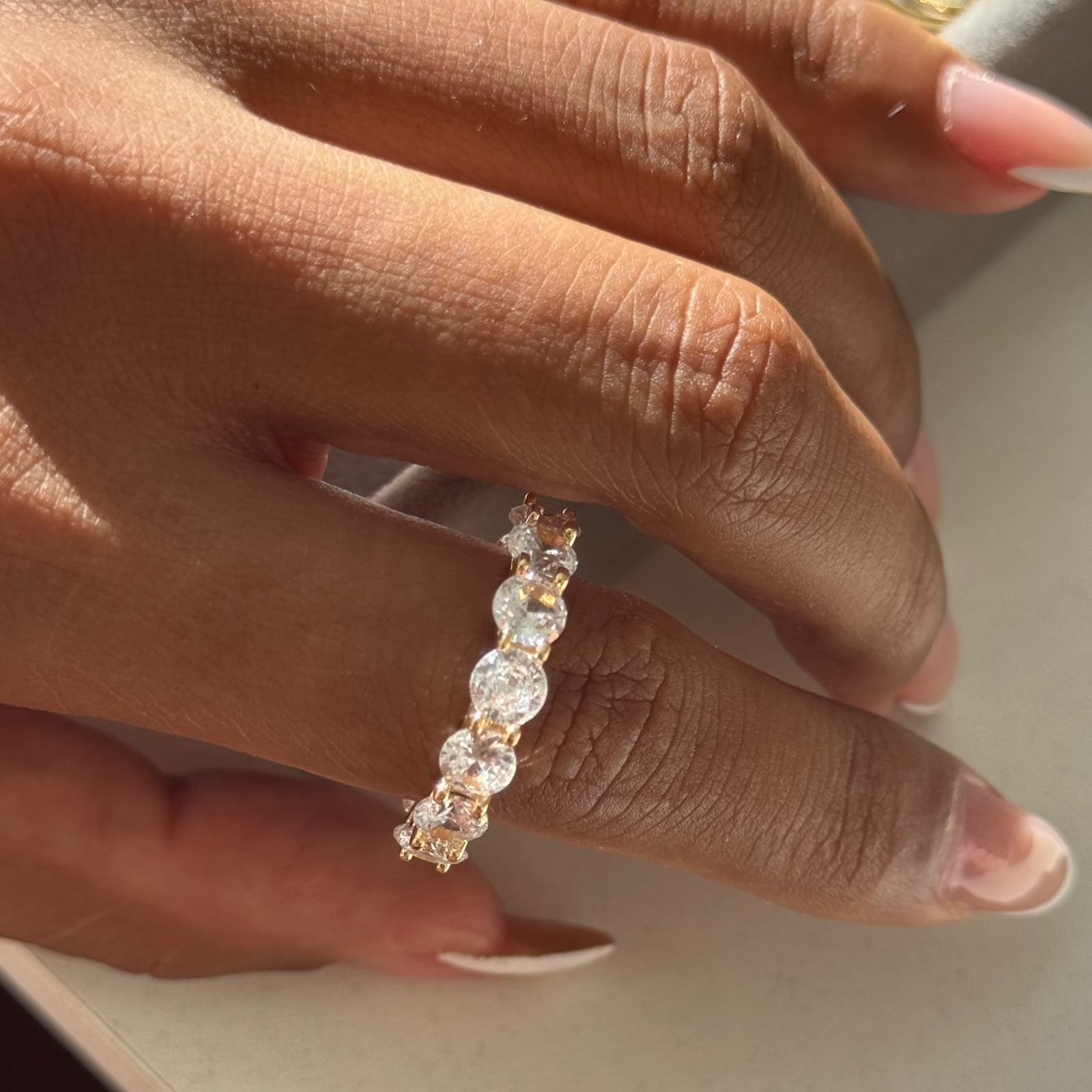 Anel Riviera com Zircônias Cravejadas Redondas Folheado Ouro