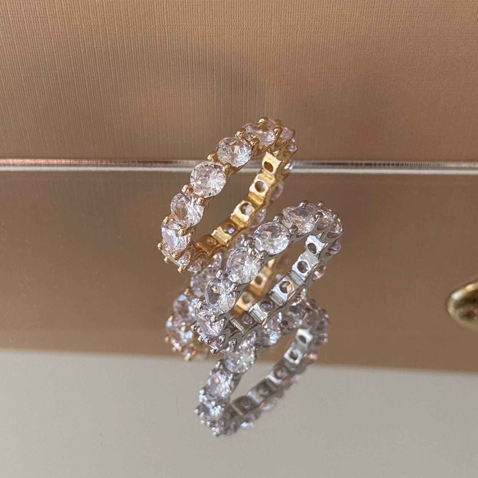 Anel Riviera com Zircônias Cravejadas Redondas Folheado Ouro