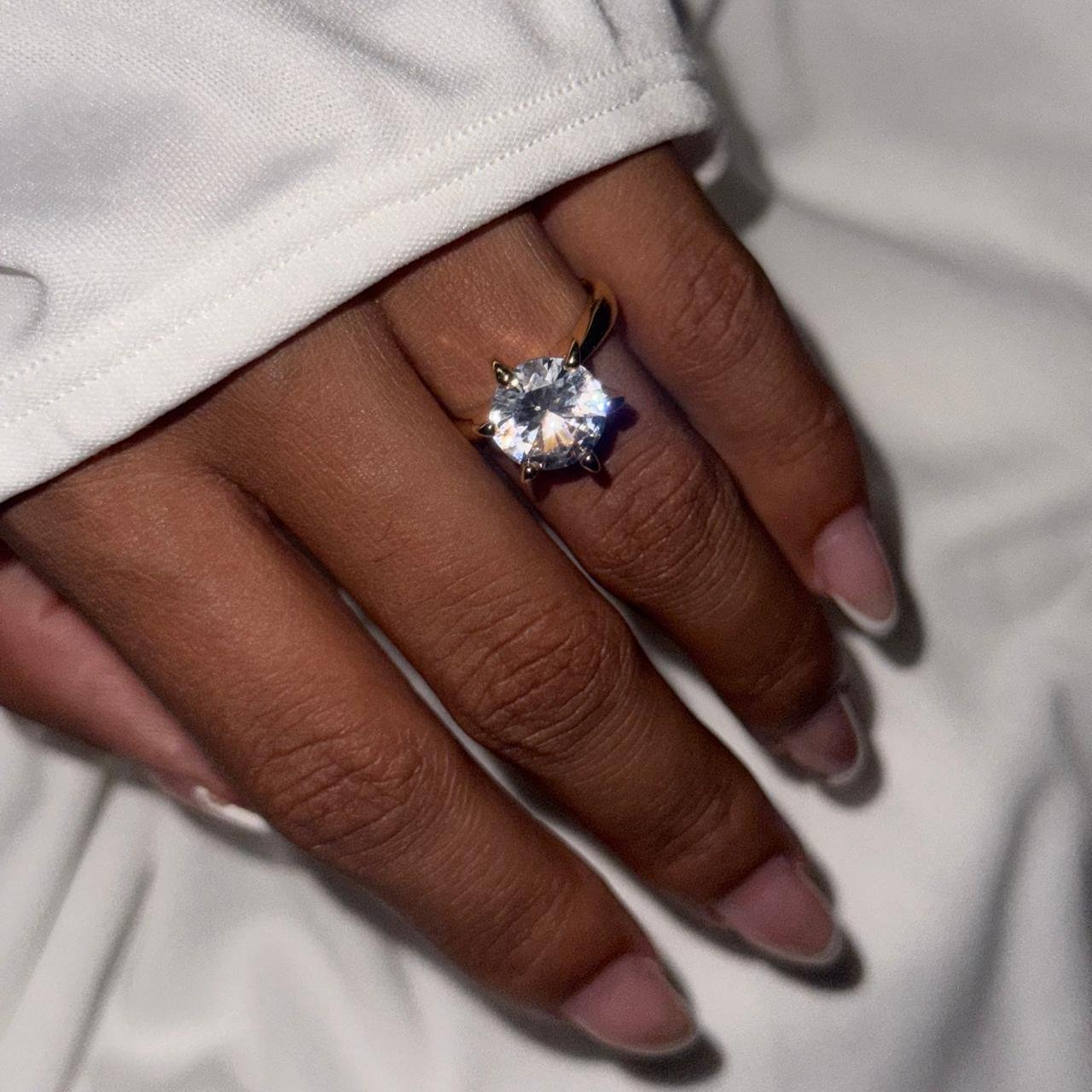 Anel Solitário 10mm com Zircônia Cravejada Folheado a Ouro 18K