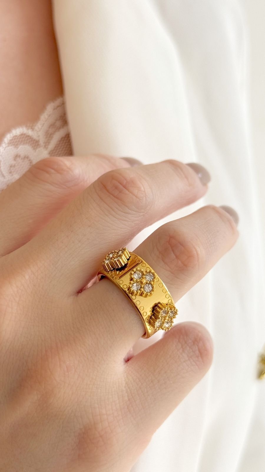 Anel Trevo Cravejado em Semi Joia Resistente á Agua Dourado