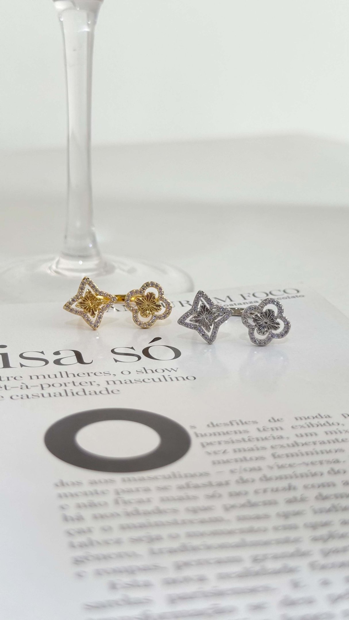 Anel Trevo Lv com Zircônia Cravejadas Folhedo