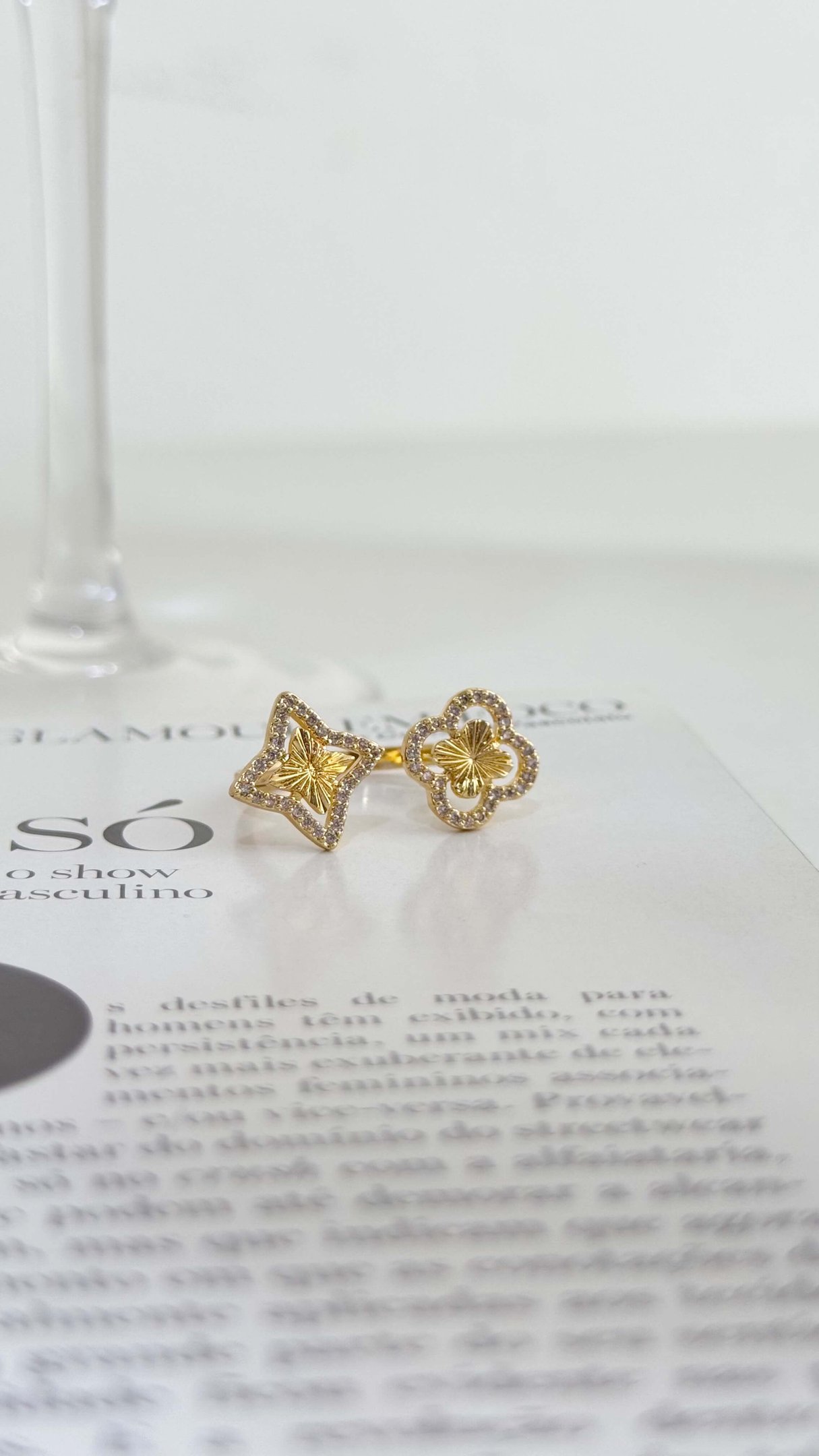 Anel Trevo Lv com Zircônia Cravejadas Folhedo