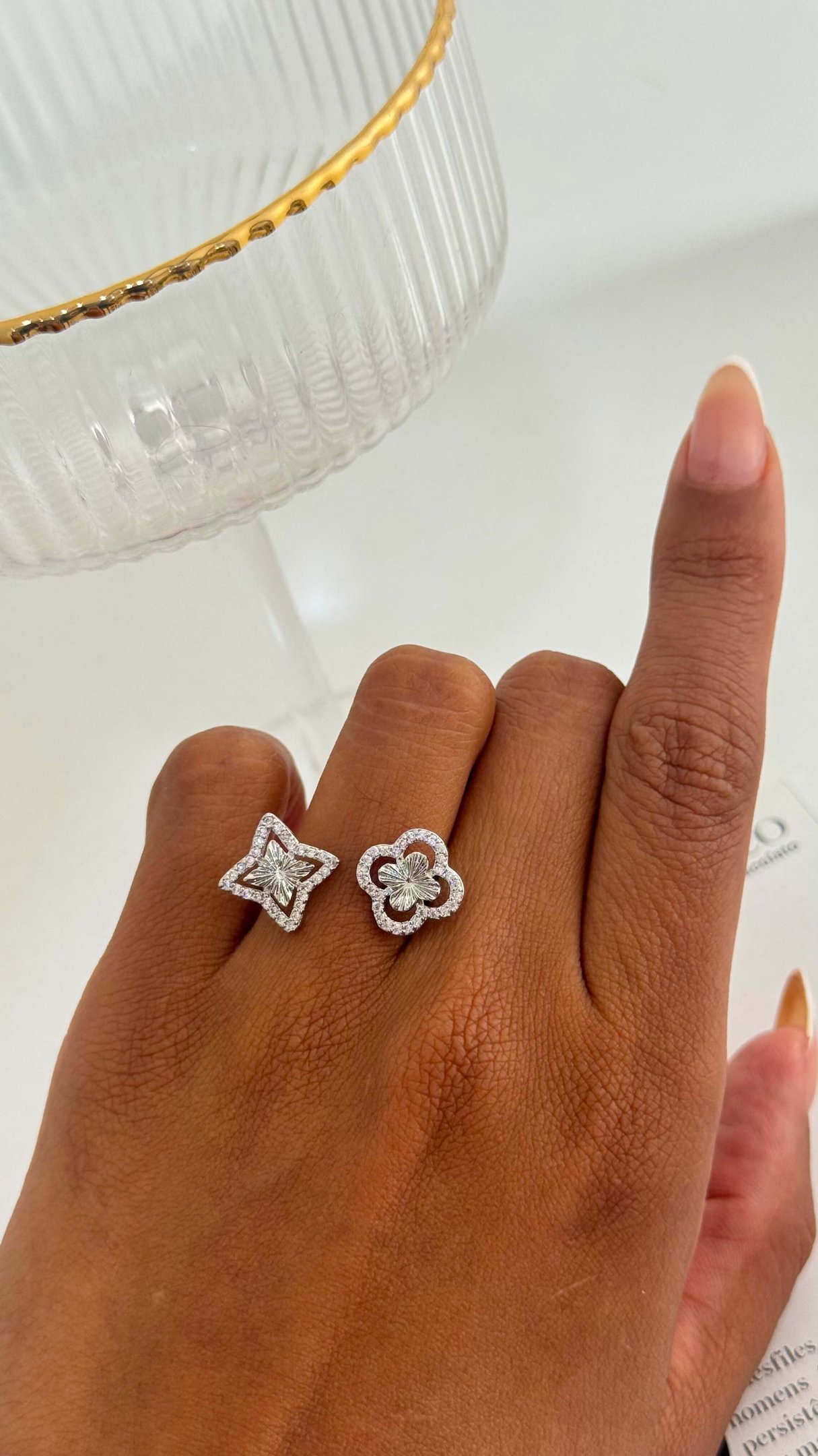 Anel Trevo Lv com Zircônia Cravejadas Folhedo