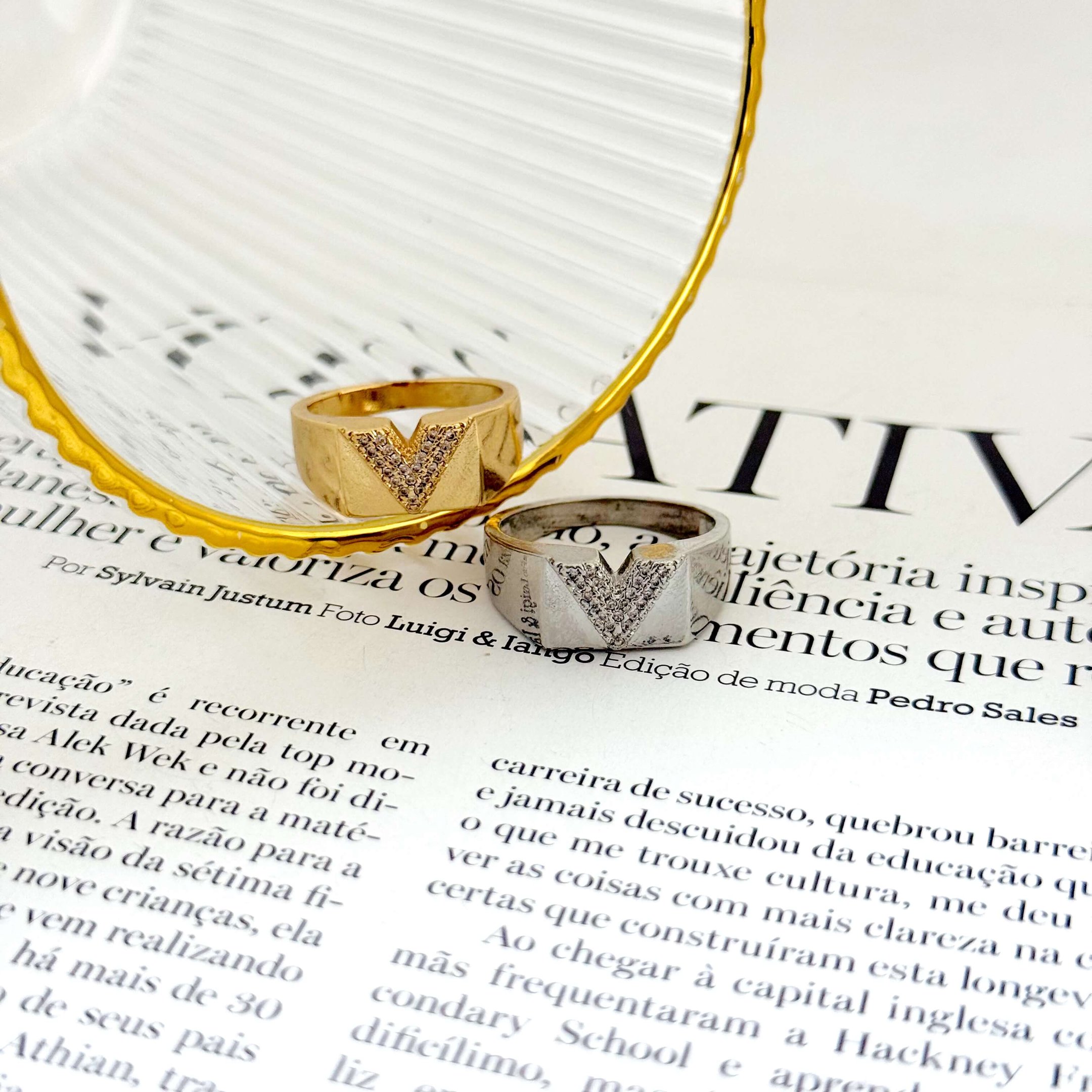 Anel V Com Zircônias Cravejadas Folheado