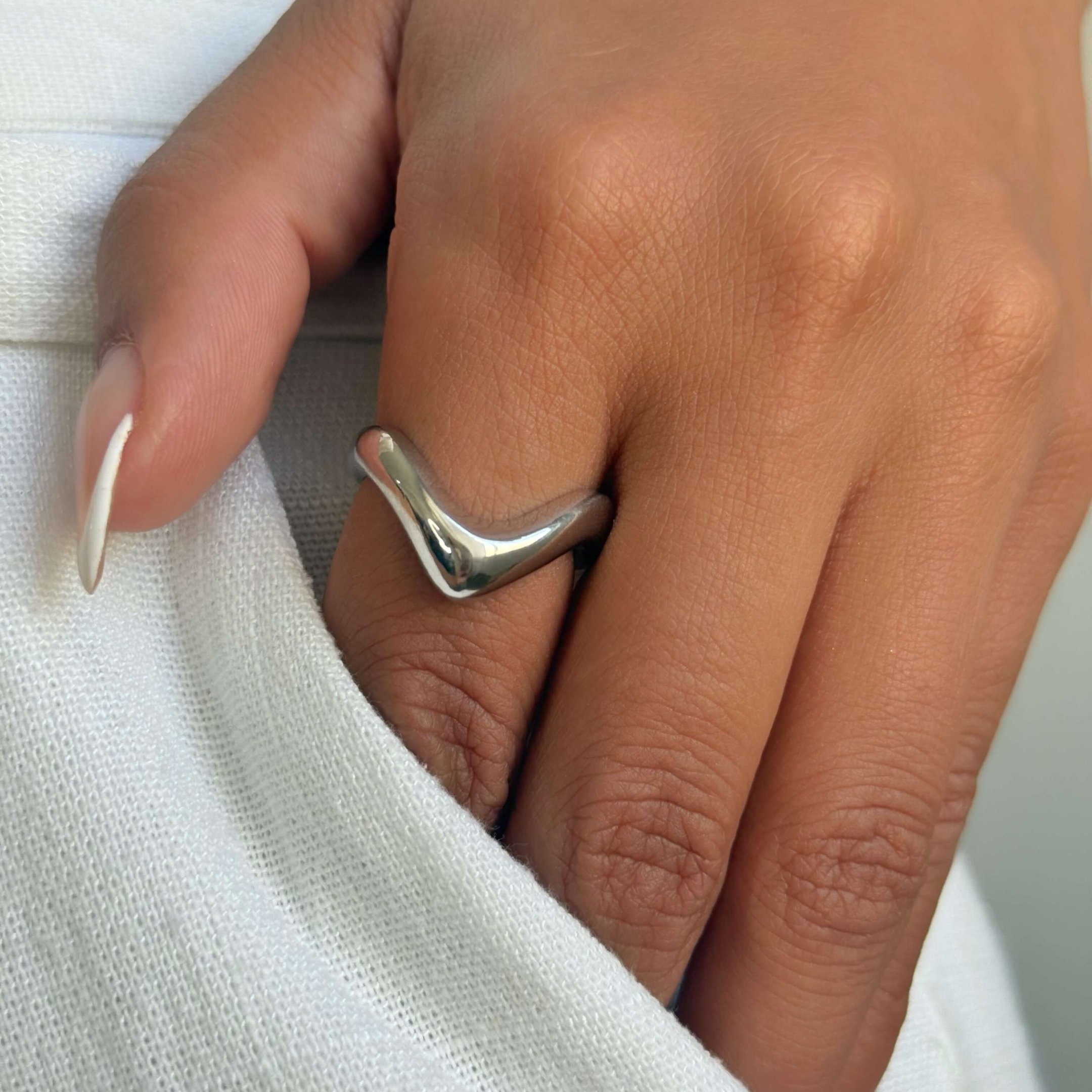 Anel V Folheado a Ouro 18k