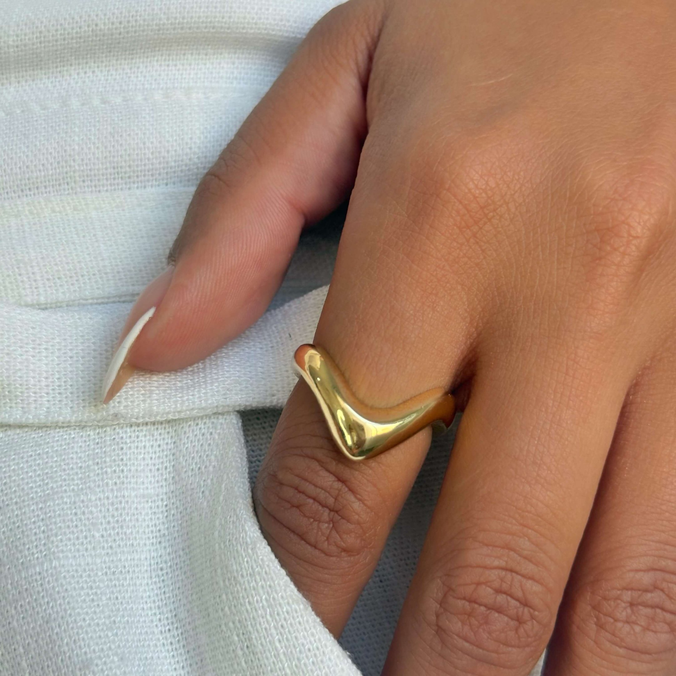 Anel V Folheado a Ouro 18k