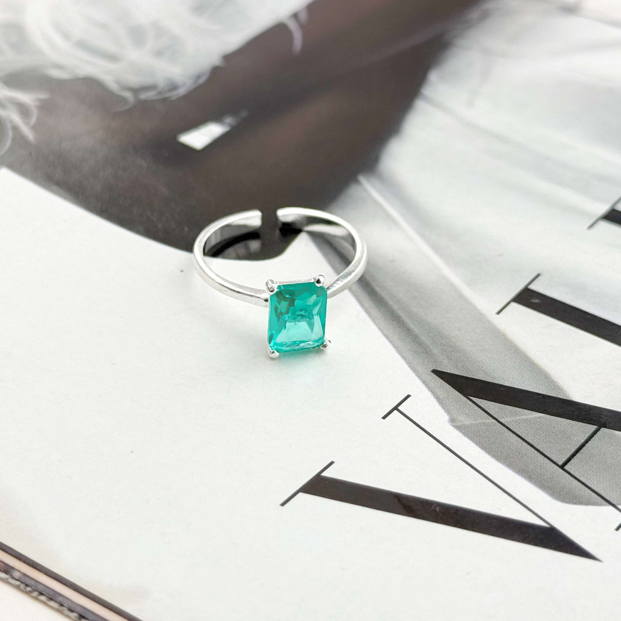 Anel Verde Turmalina Retângulo Ajustável Semi Joia Banhada a Prata