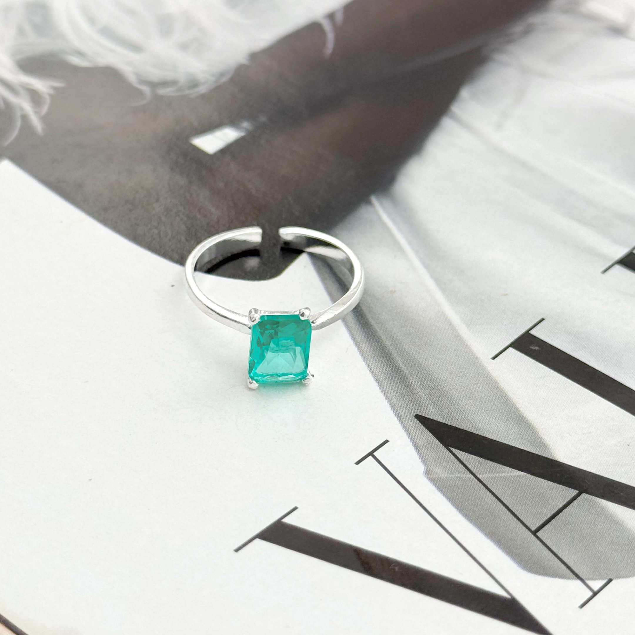 Anel Verde Turmalina Retângulo Ajustável Semi Joia Banhada a Prata