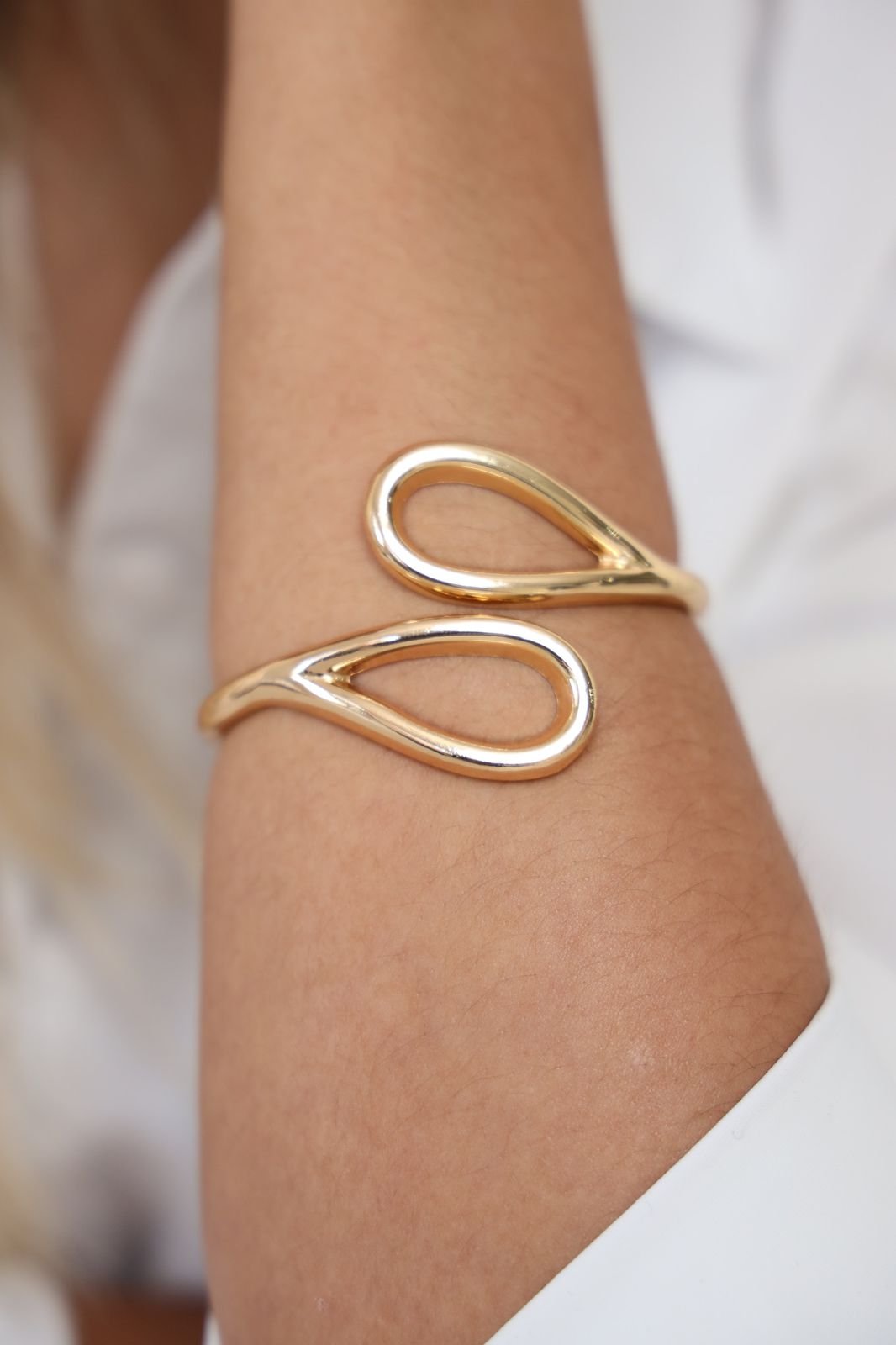 BRA163 Bracelete Duas Gotas Vazada Folheado á OURO