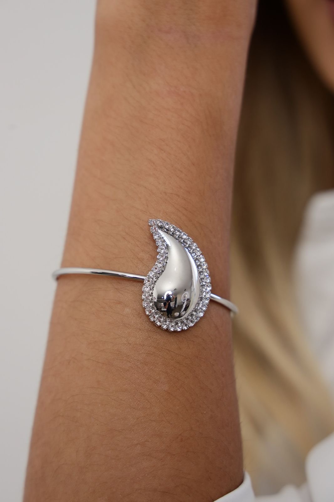 Bracelete Gota Curvada com Pedras Cravejadas Folheado á PRATA