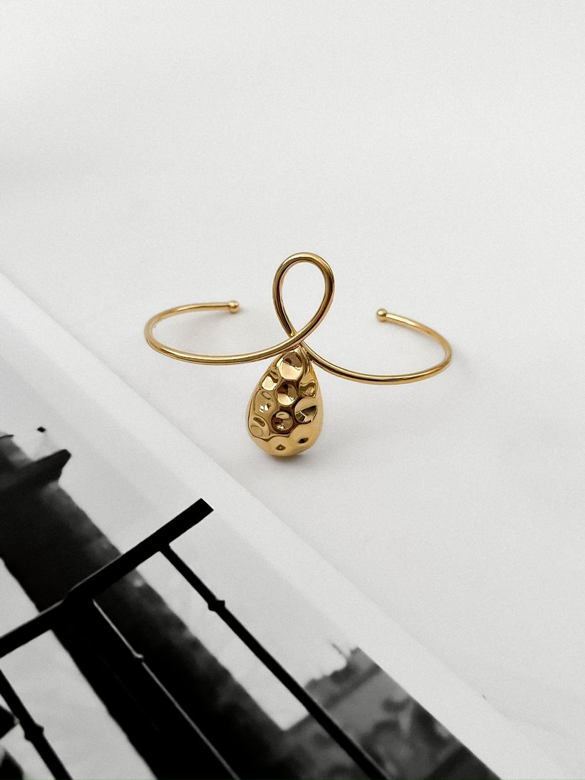 BRA42 Bracelete fio gota martelada Semi jóia