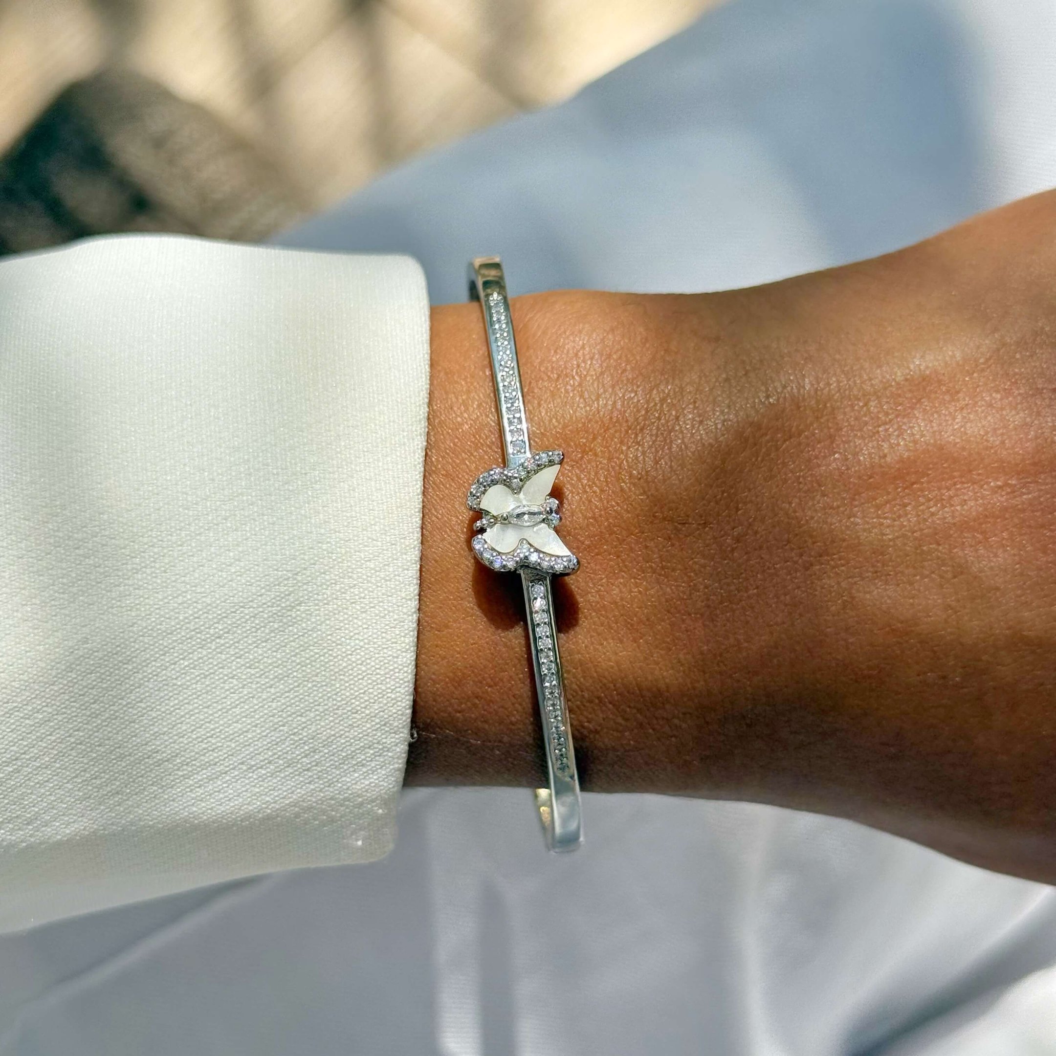 Bracelete borboleta com zircônia cravejadas folheado