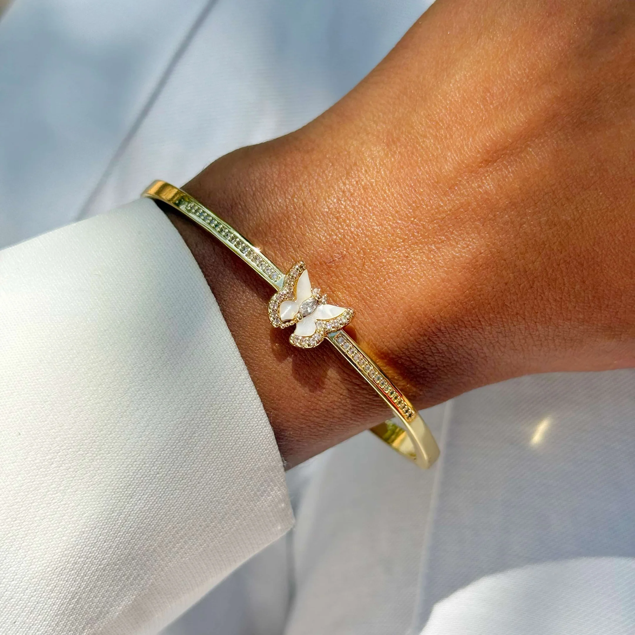 Bracelete borboleta com zircônia cravejadas folheado