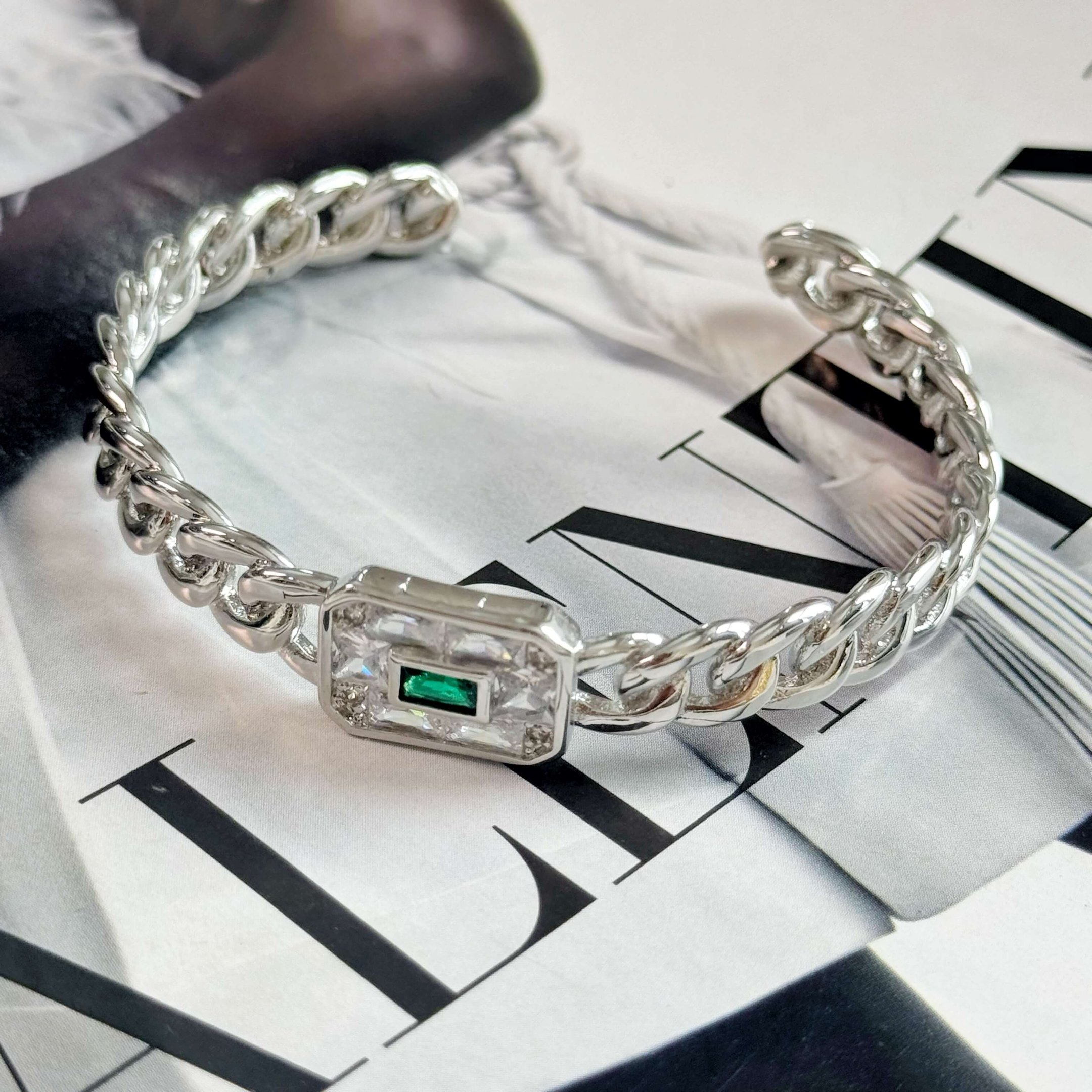 Bracelete elos quadrado longo de luz esmeralda semi joia