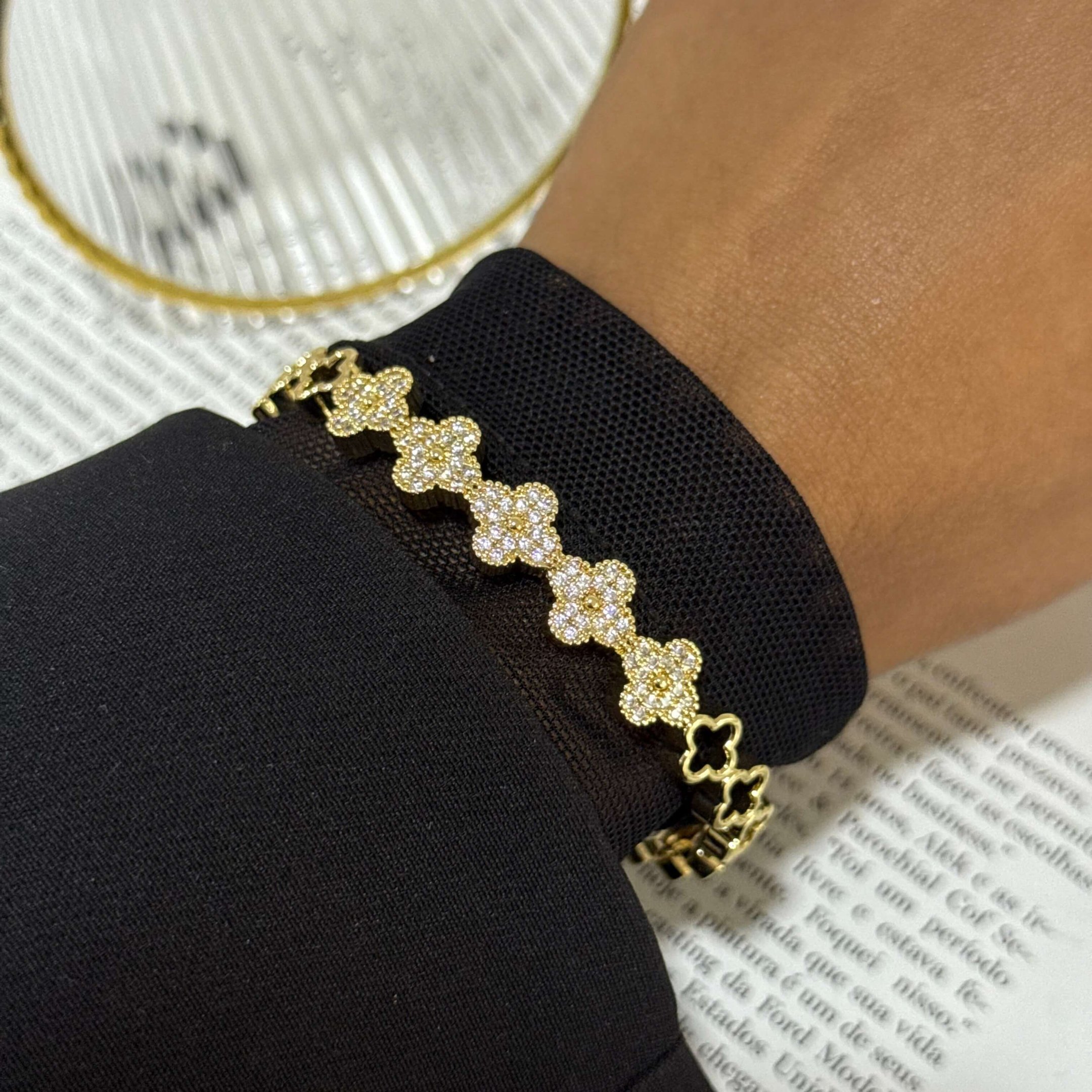 Bracelete Trevo com Zircônia Cravejada Semi Joia Ajustável