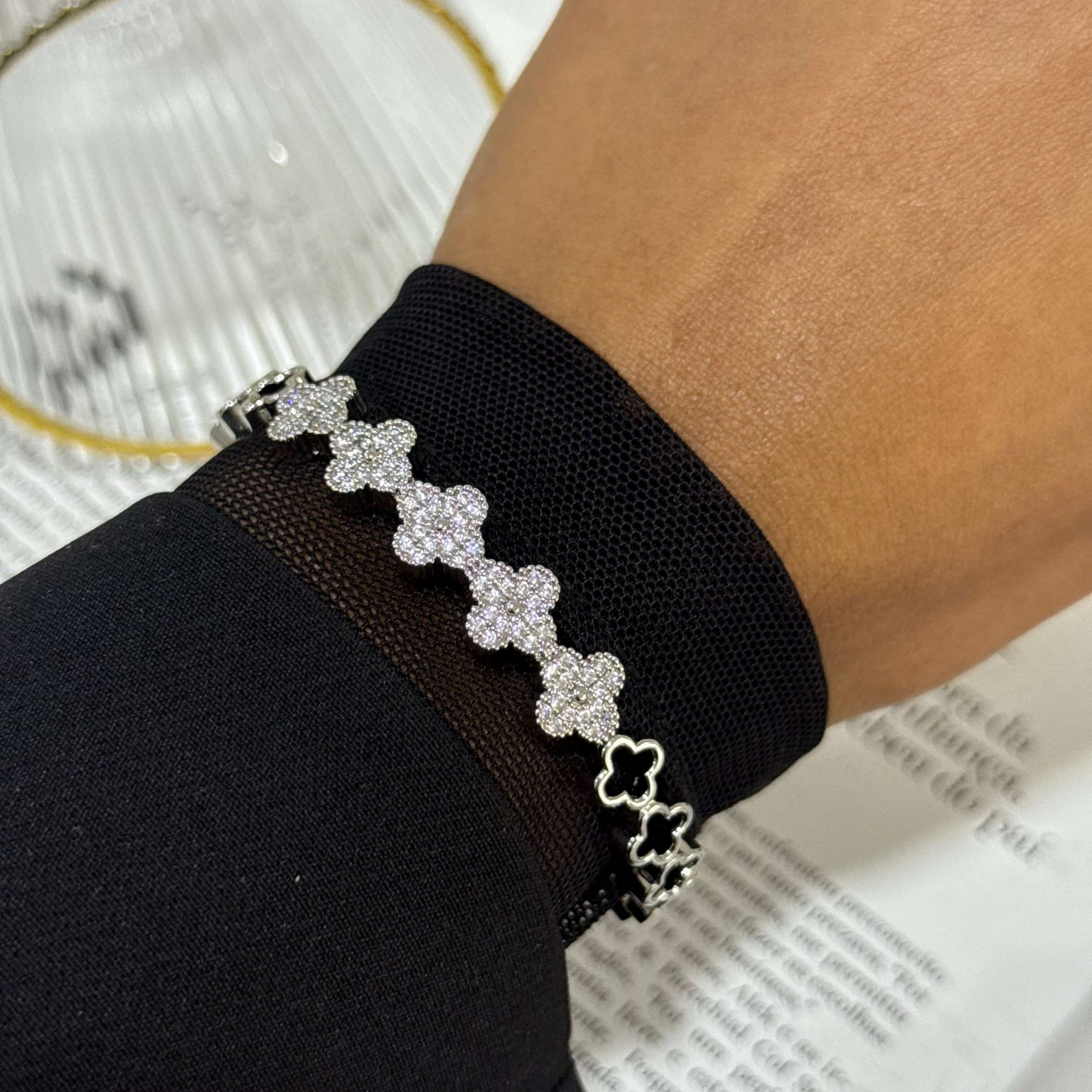 Bracelete Trevo com Zircônia Cravejada Semi Joia Ajustável