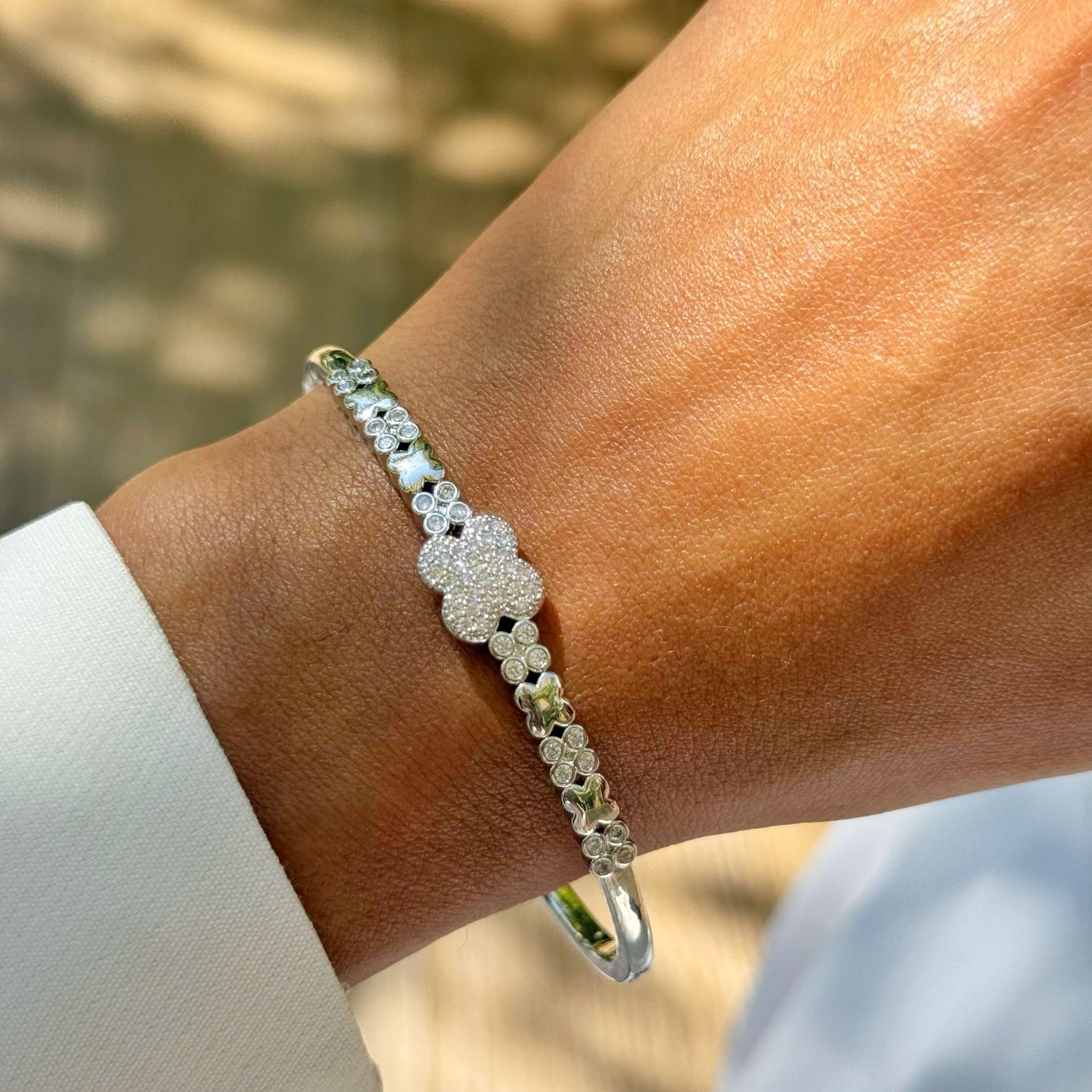 Bracelete trevo com zircônia cravejadas folheado