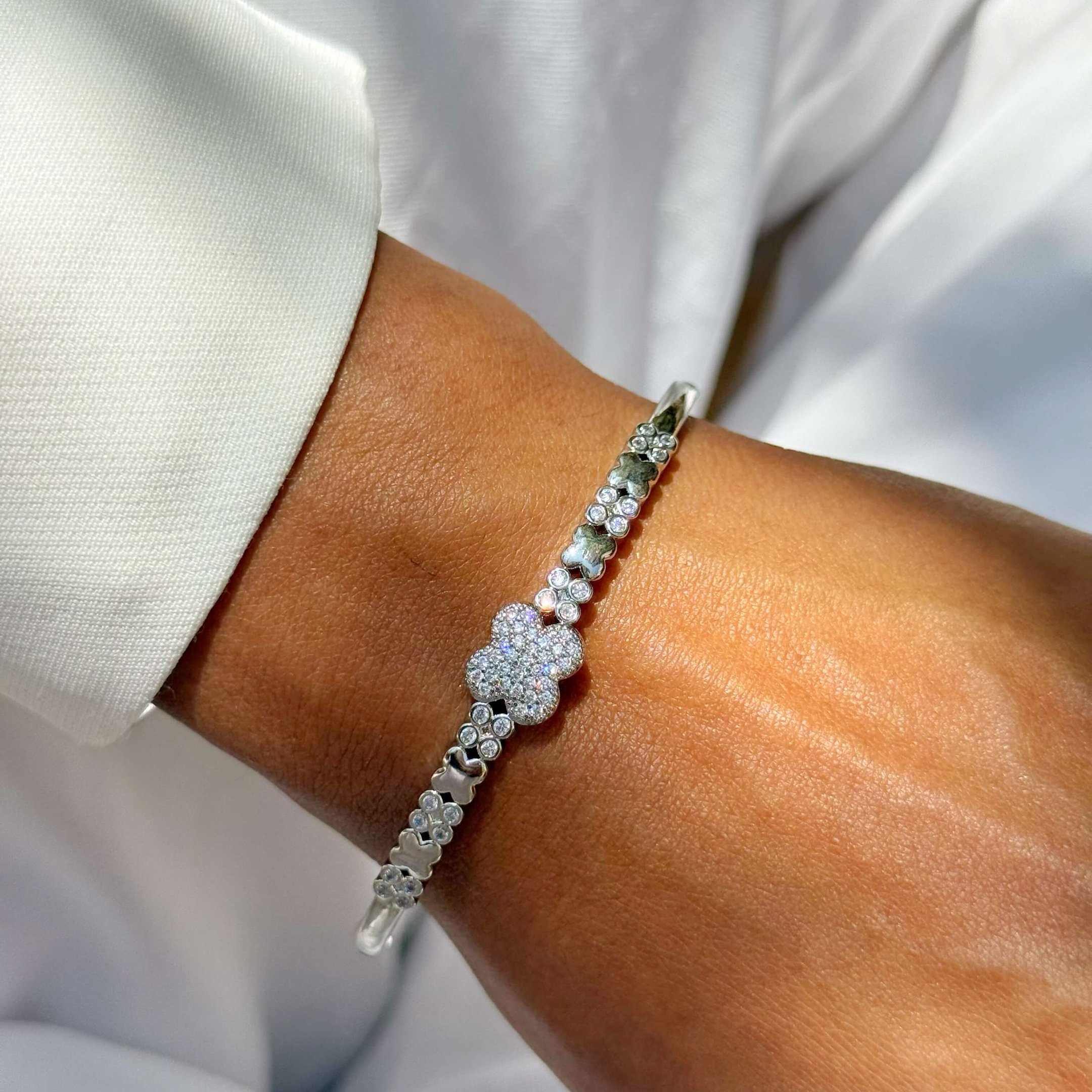 Bracelete trevo com zircônia cravejadas folheado