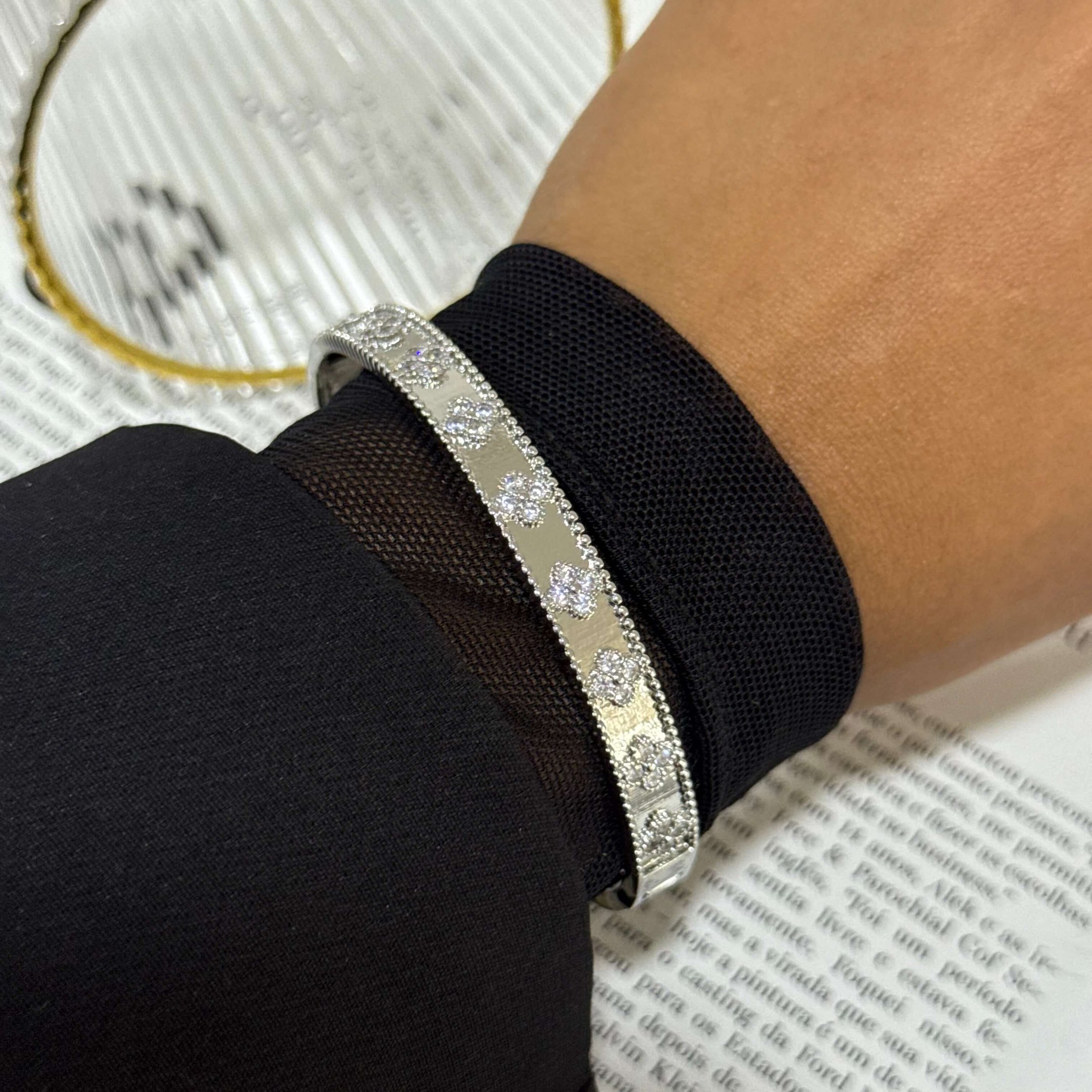 Bracelete Trevo Semi Joia Com zircônia cravejadas