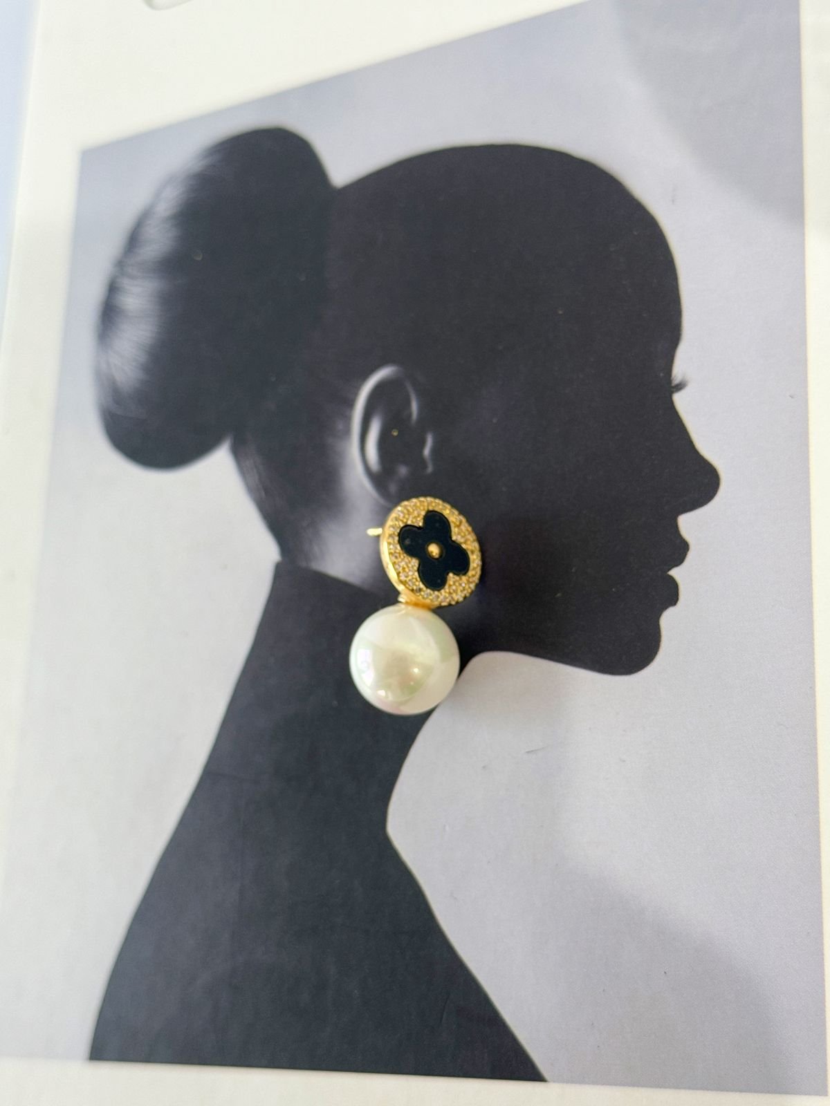 BRI117 Brinco trevo e pérola com zircônias cravejadas Semi jóia