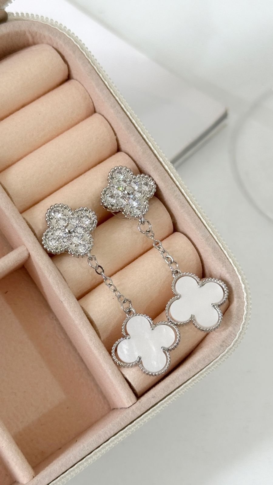 BRI285 Brinco Trevos Pendurados Madre Pérola Folheado