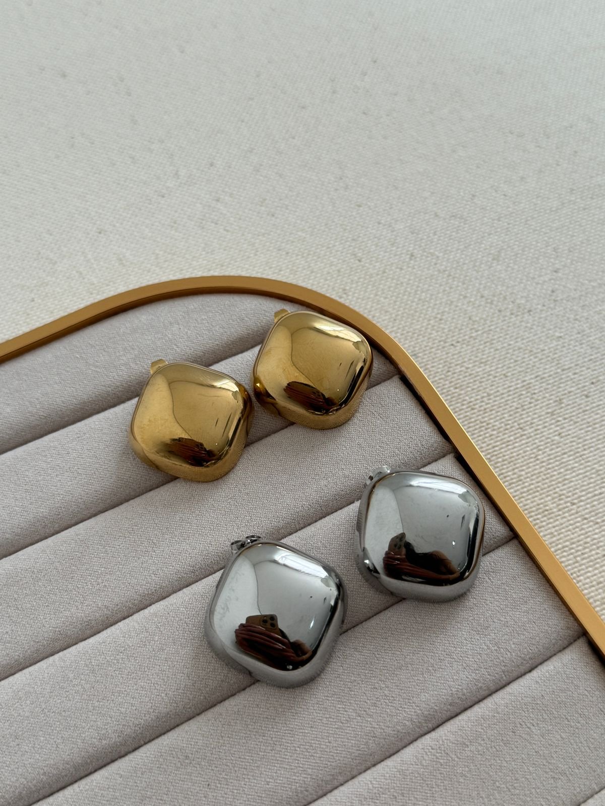 BRI327 Brinco Quadrado Liso Aço Inox