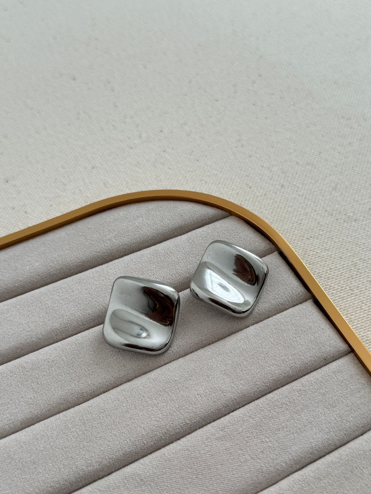 BRI329 Brinco Quadrado Martelado Aço Inox