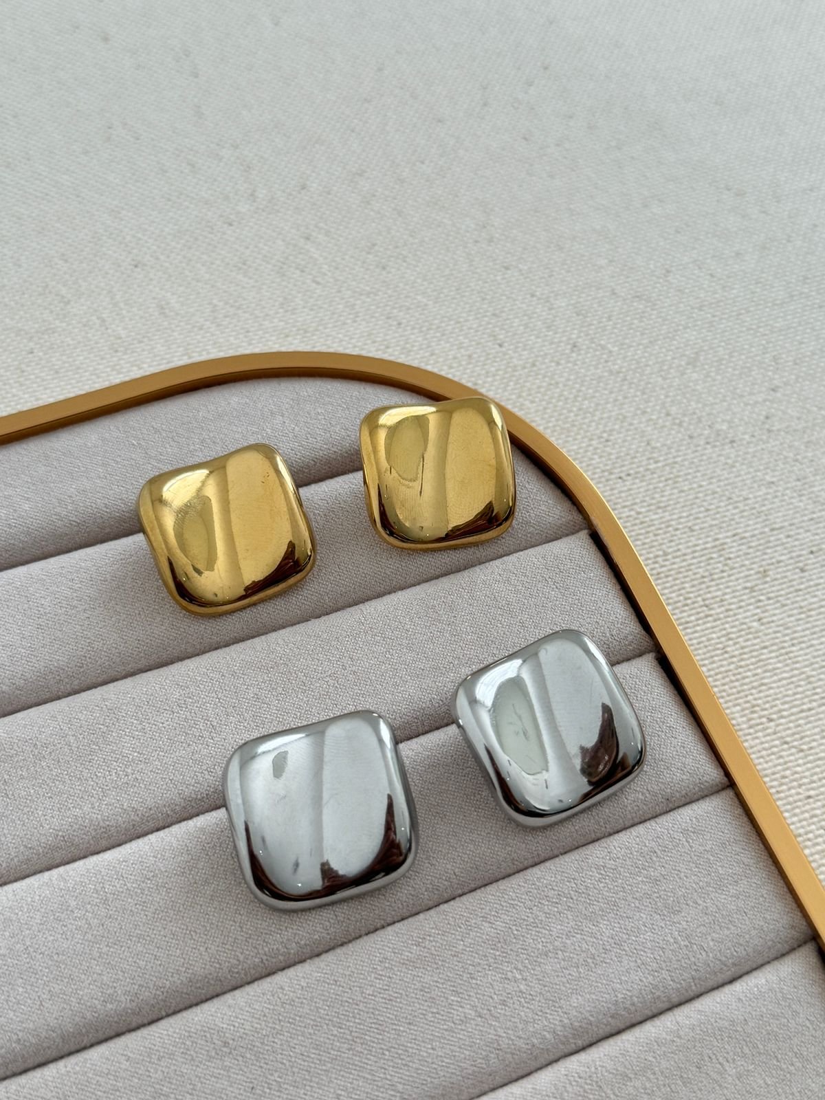 BRI329 Brinco Quadrado Martelado Aço Inox