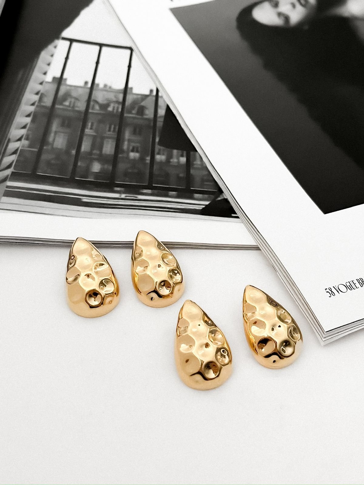 BRI44 Brinco gota martelada Semi jóia