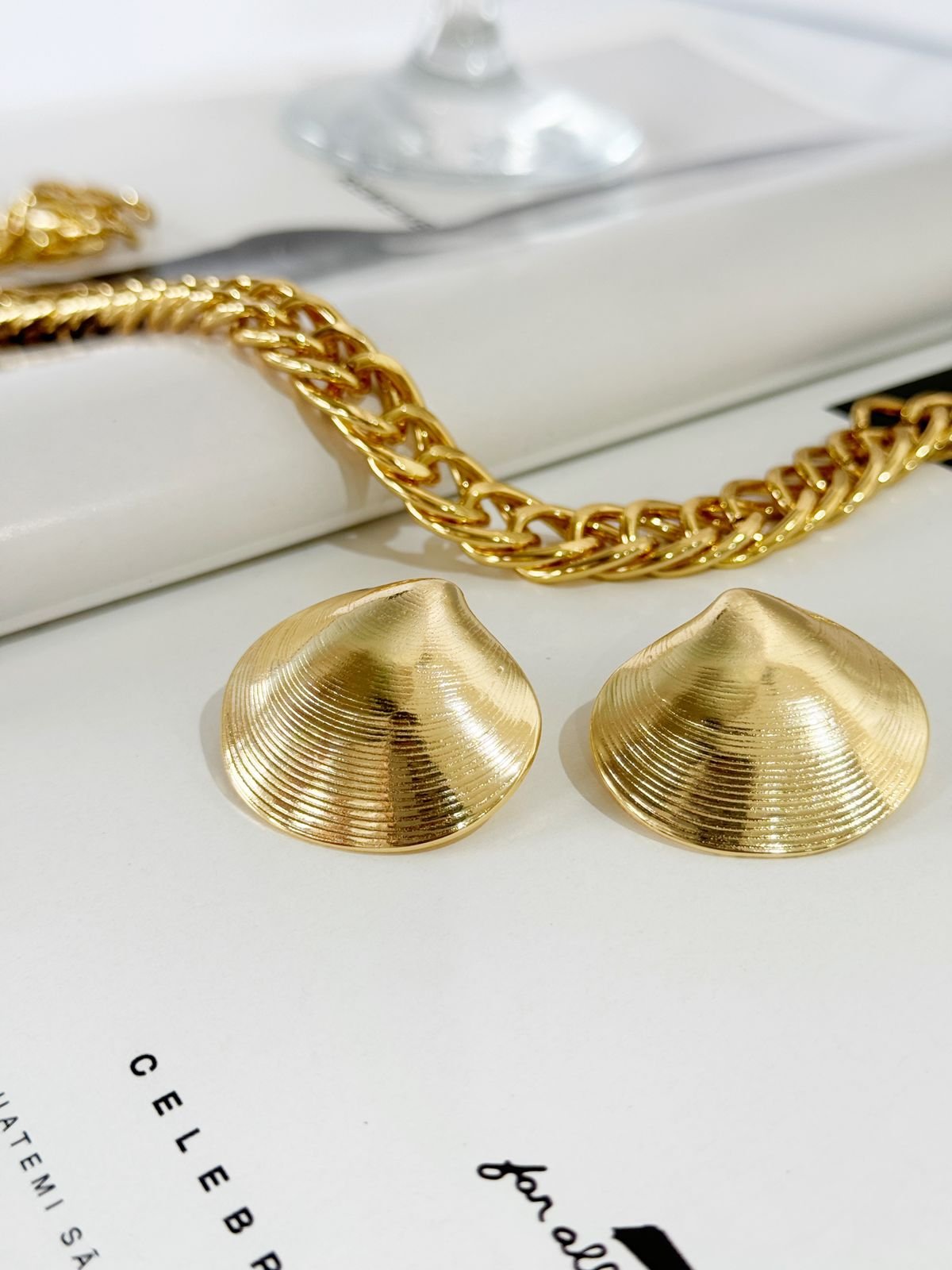 BRI49 Brinco concha Semi jóia