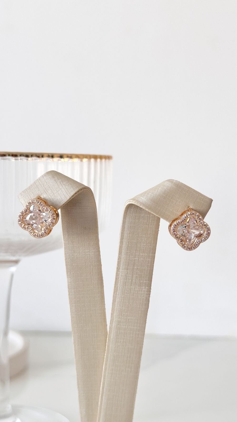 BRI510 Brinco Trevo Cristal Folheado á OURO18K