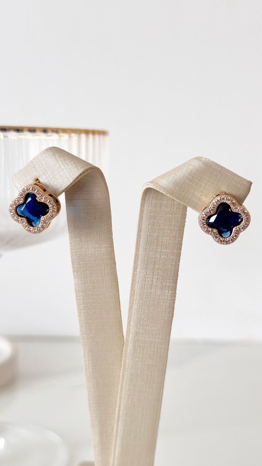 BRI510 Brinco Trevo Cristal Folheado á OURO18K