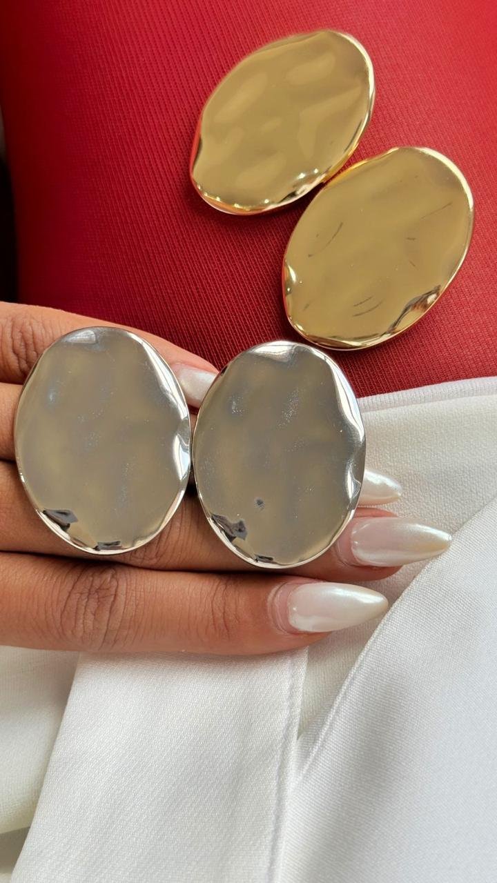 BRI56 Brinco Oval Martelado gold Semi Jóia