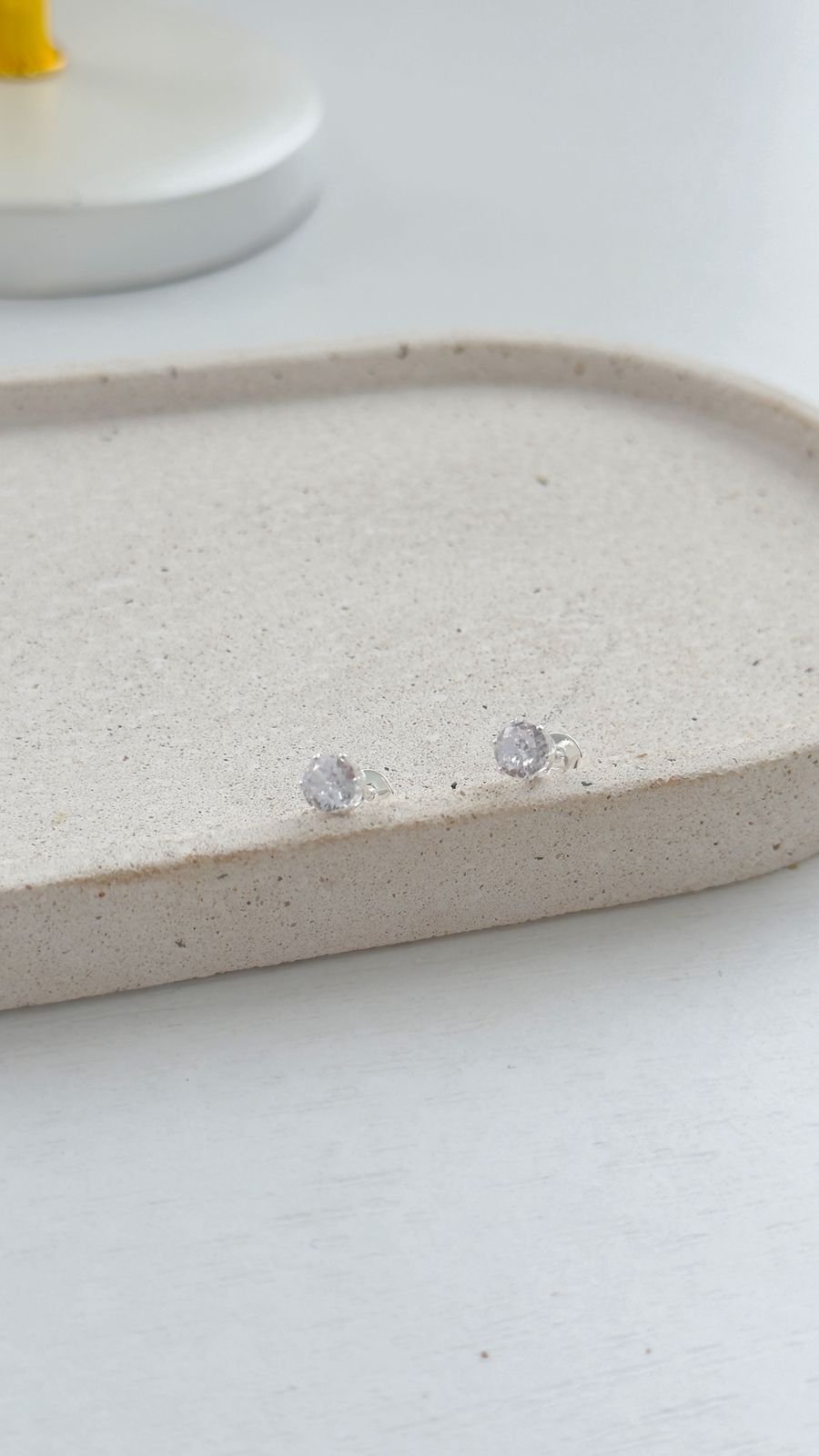 BRI645 Brinco Ponto de Luz em Semi Joia Banhado á PRATA