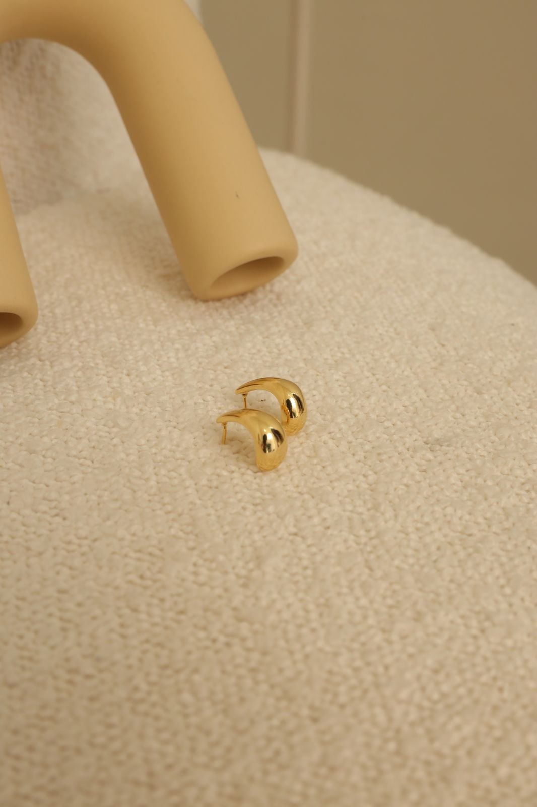 Brinco Gota Contemporânea em Semi Joia