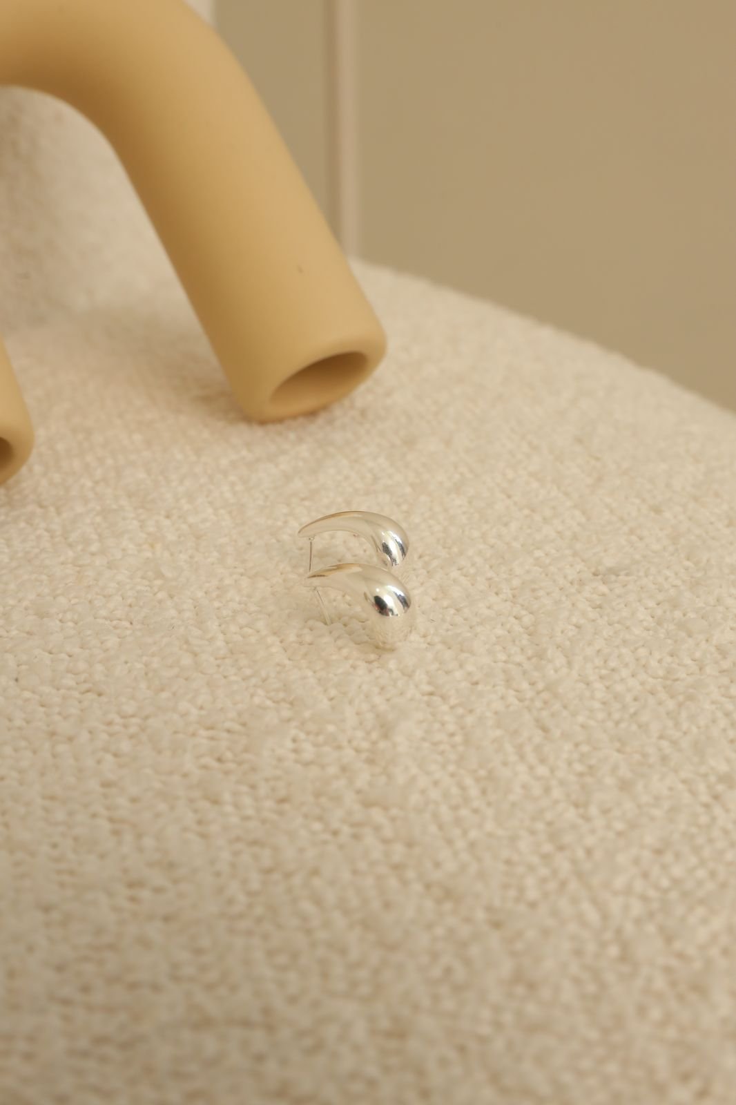 Brinco Gota Contemporânea em Semi Joia