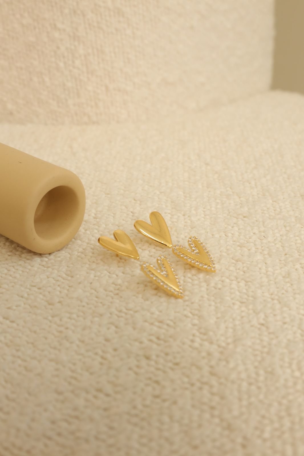 BRI653 Brinco Duplo Coração Cravejado e Coração Liso em Semi Joia