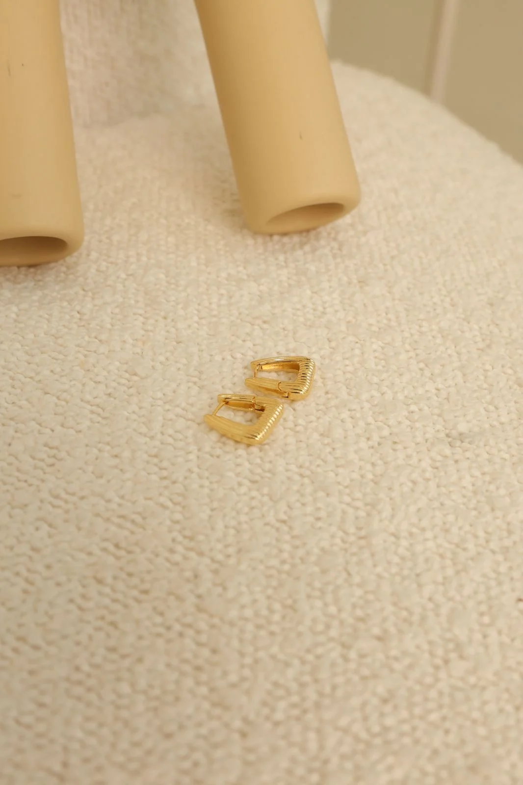 BRI659 Brinco Traço Fino em Semi Joia Banhado á OURO