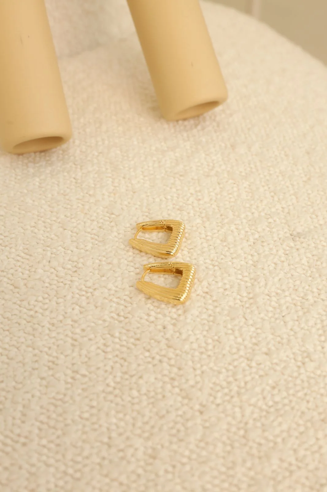 BRI659 Brinco Traço Fino em Semi Joia Banhado á OURO